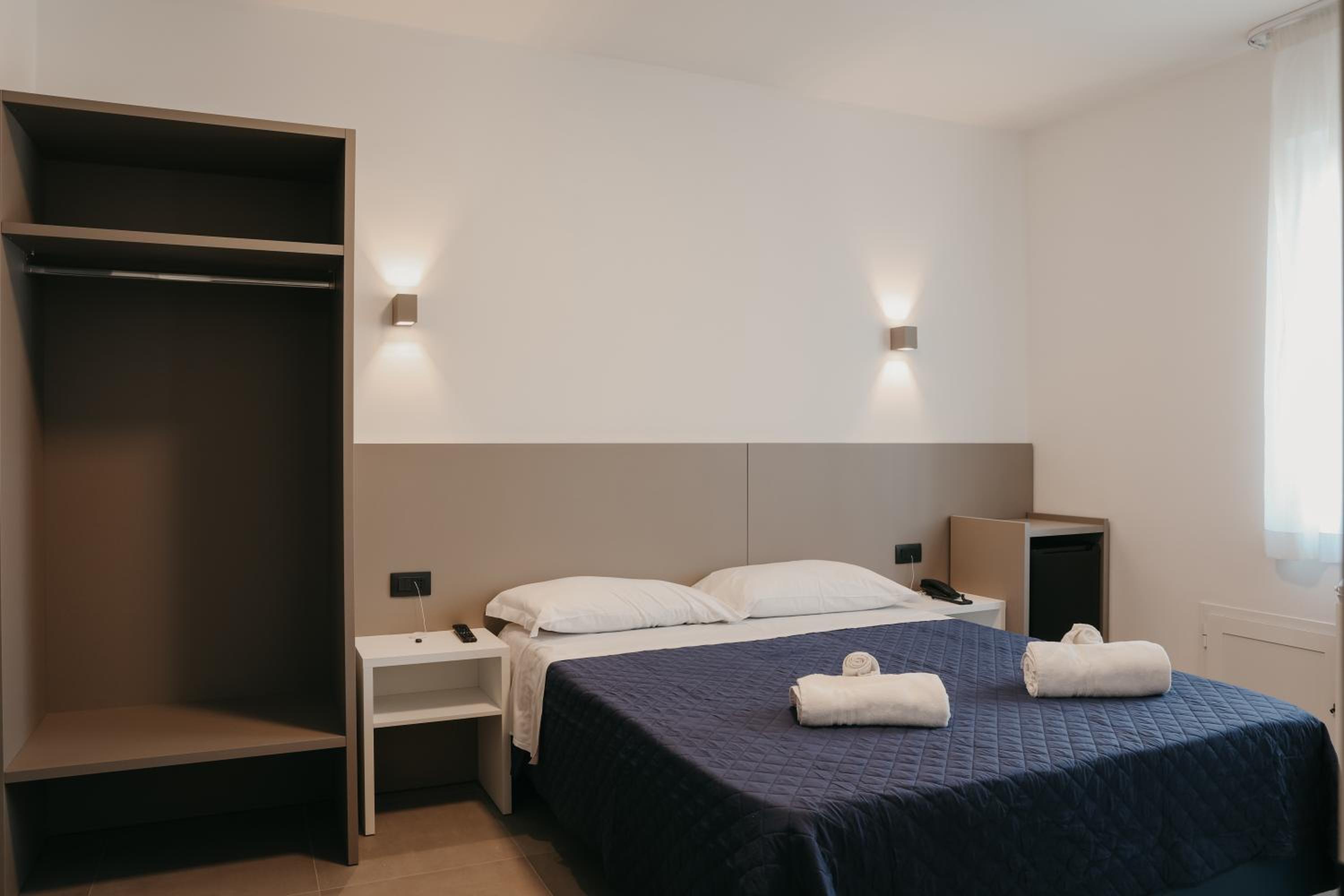 King Room with Roll-In Shower - Disability Access