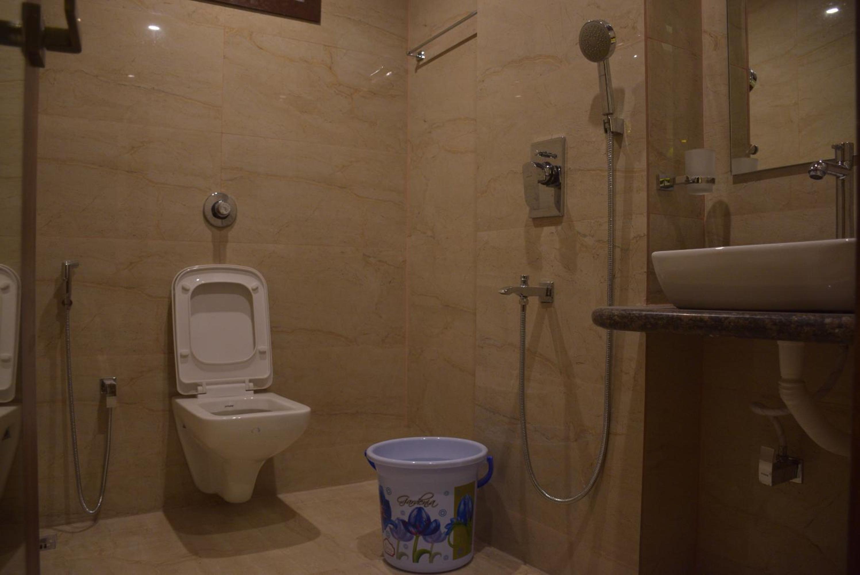 Deluxe Queen Room - Photo 11
