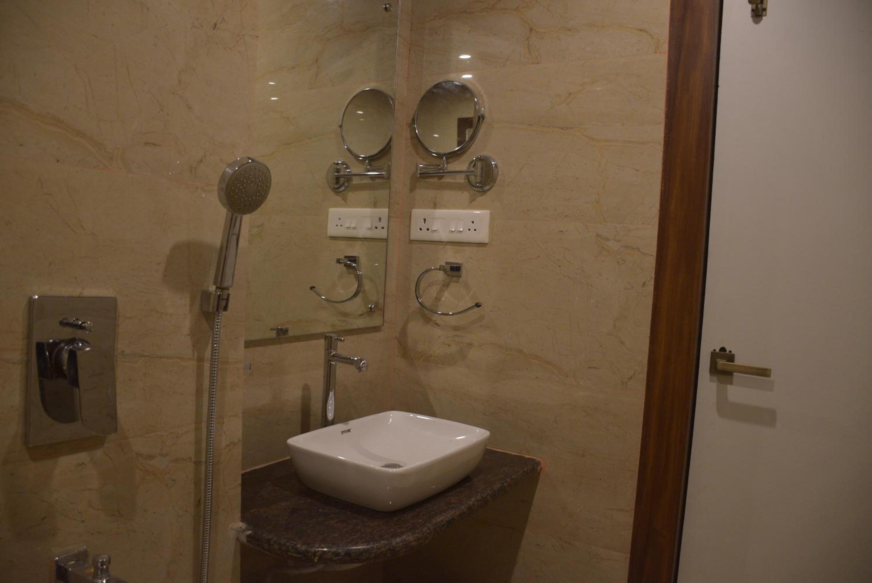 Deluxe Queen Room - Photo 10