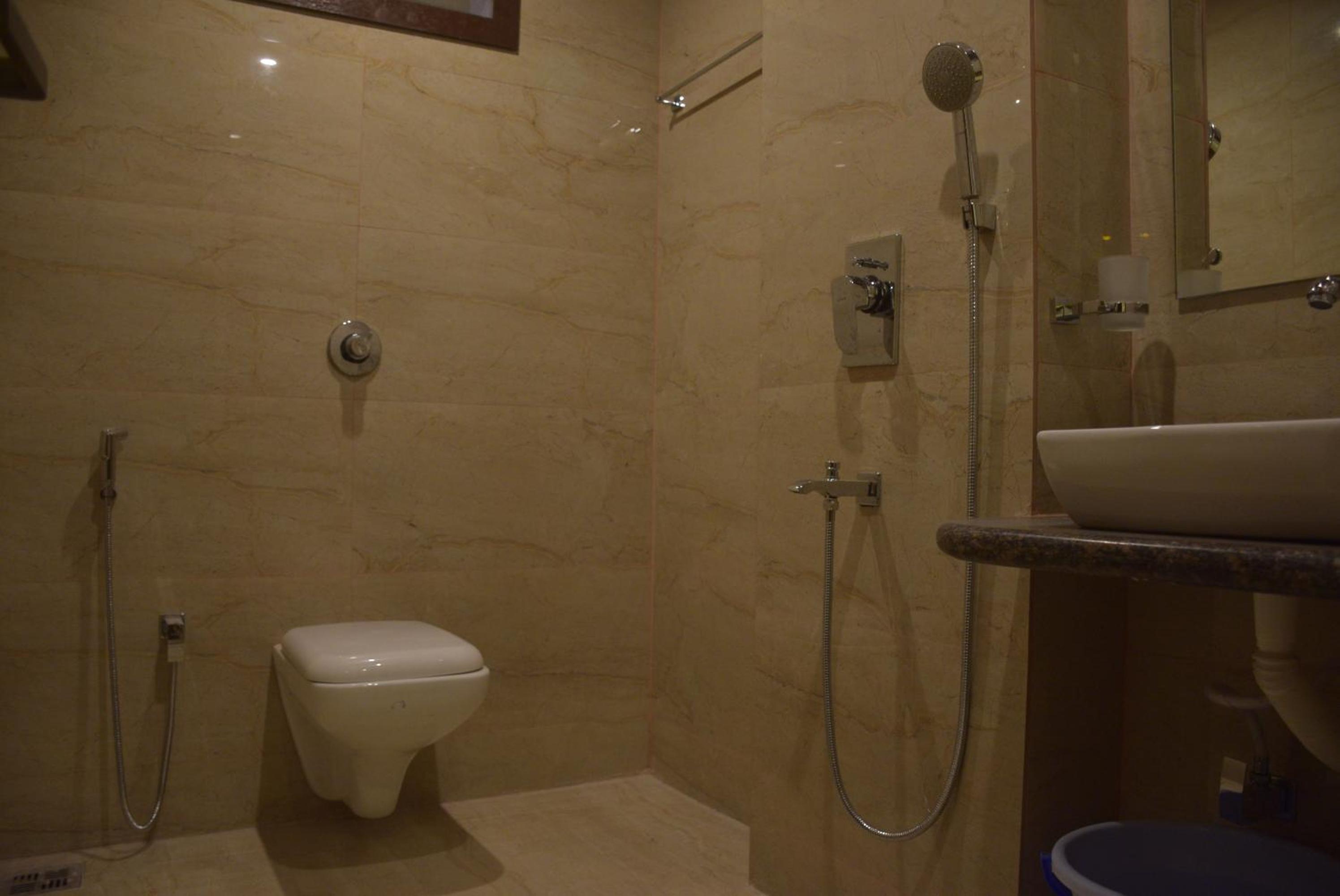 Deluxe Queen Room - Photo 9