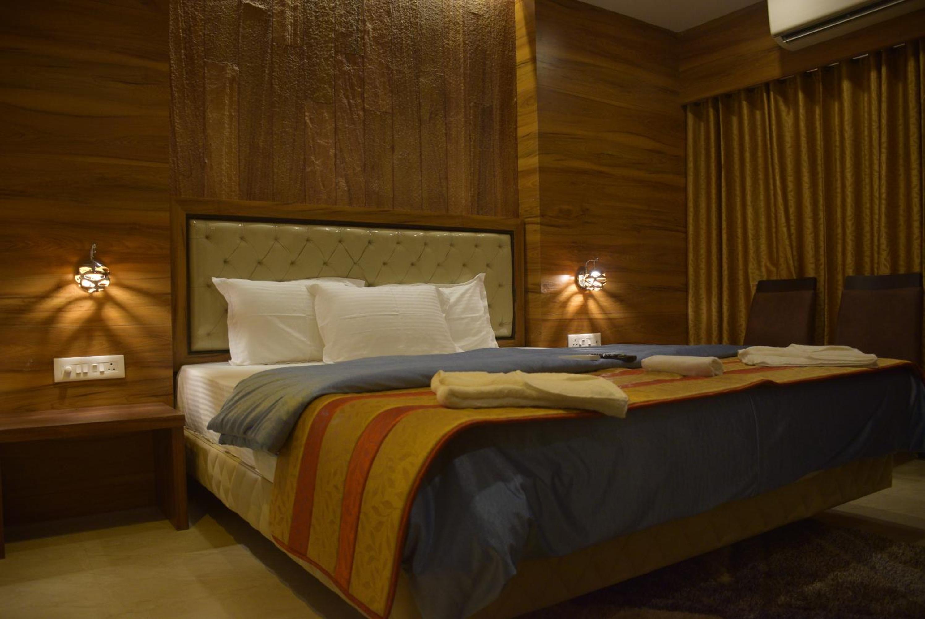 Deluxe Queen Room - Photo 8