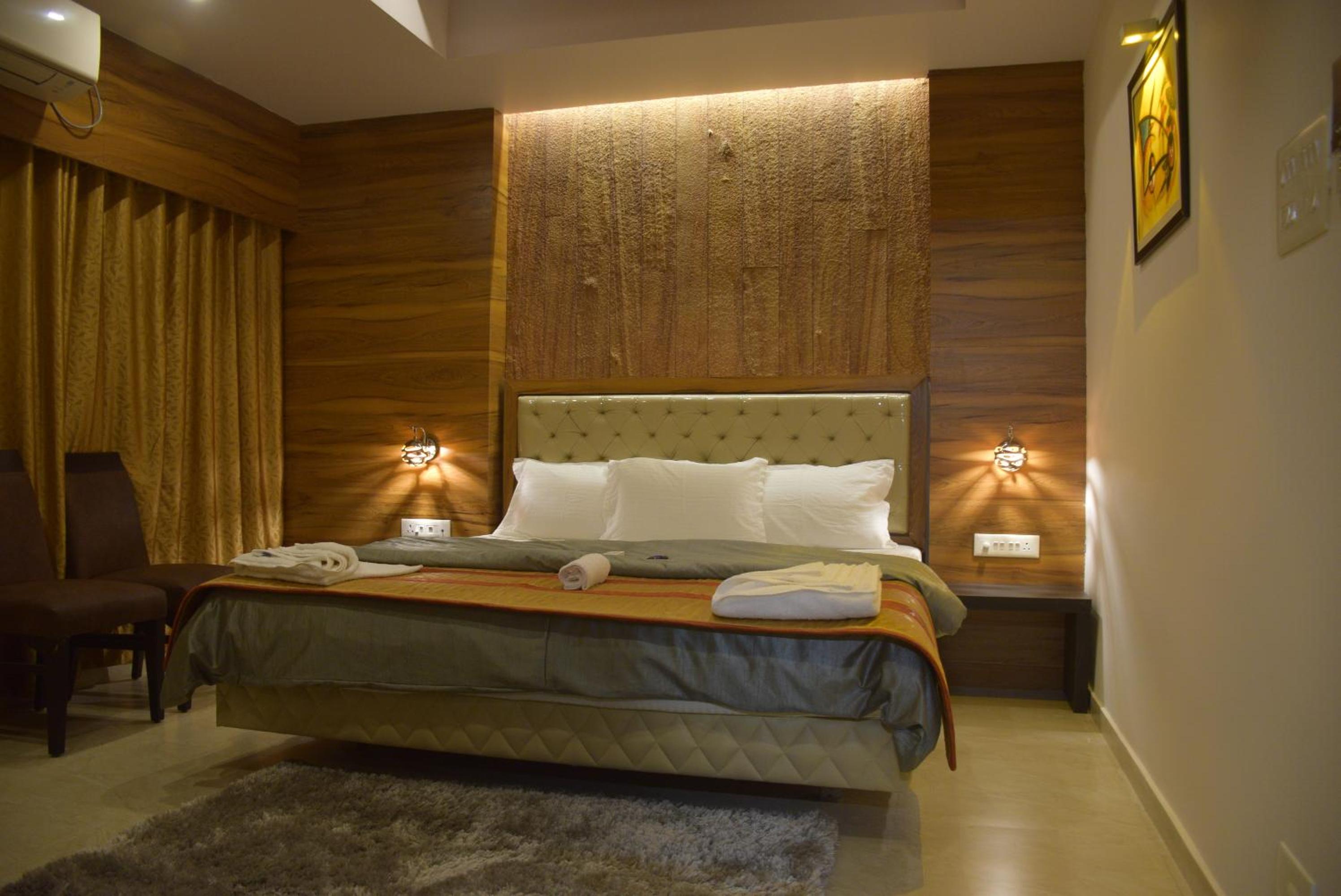 Deluxe Queen Room - Photo 7