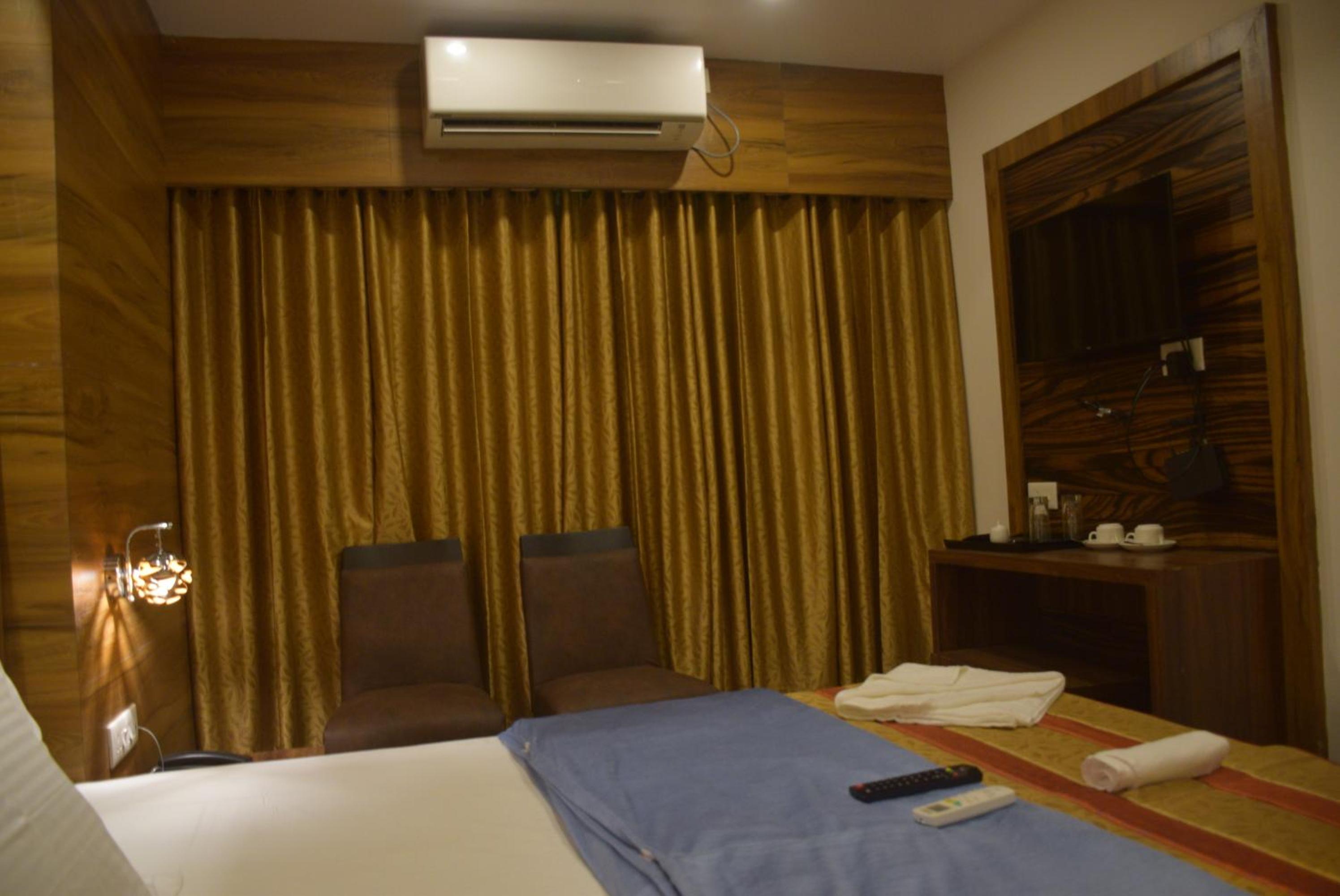 Deluxe Queen Room - Photo 6