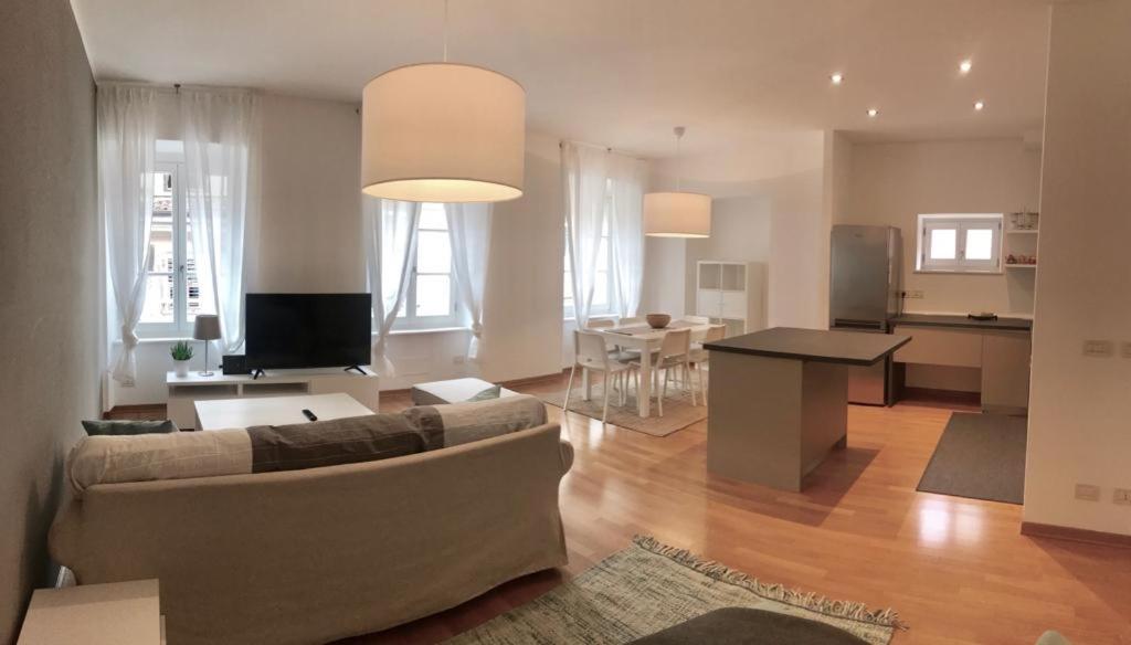 Three-Bedroom Apartment Split Level - Via Felice Venezian 23