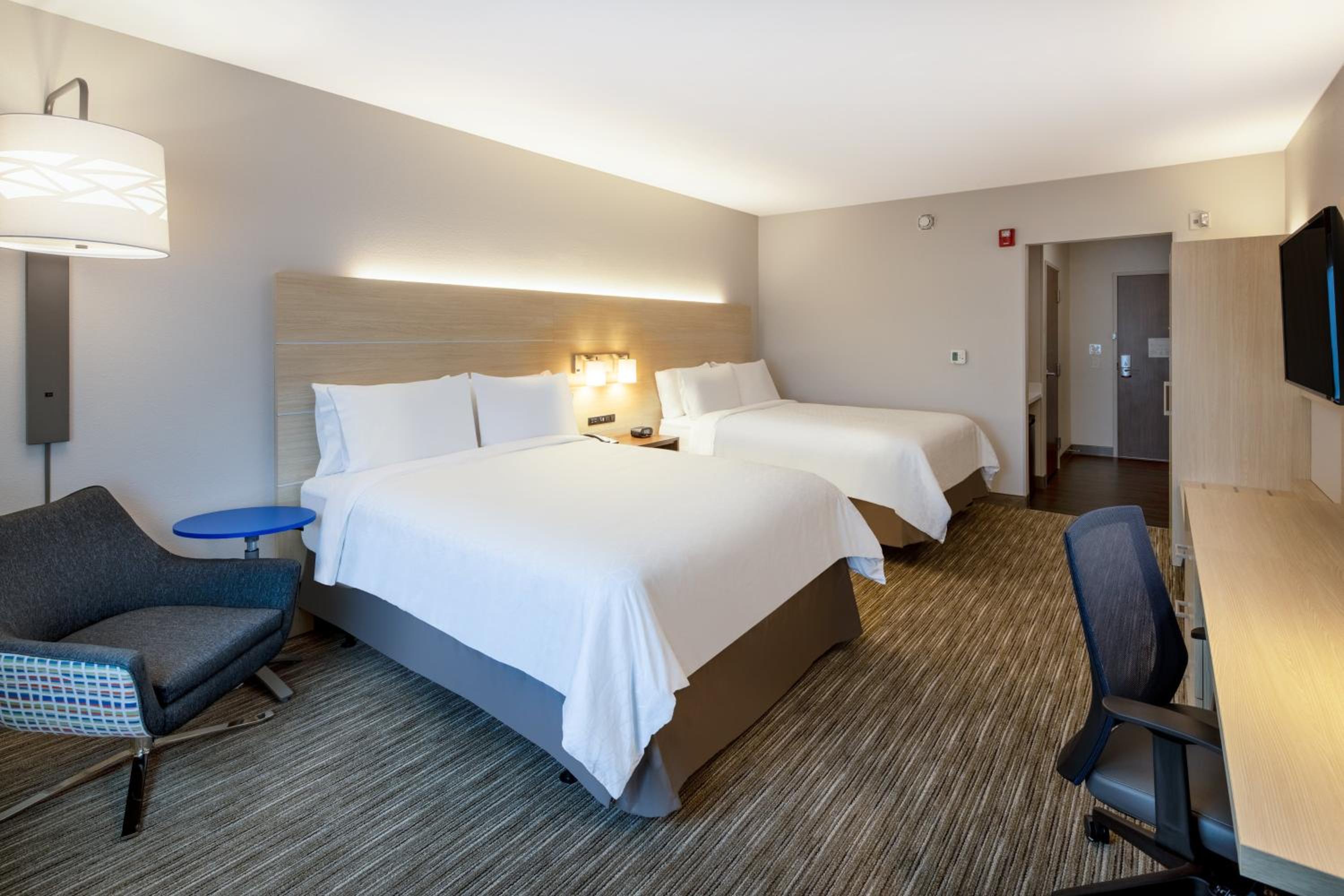 Queen Suite with Two Queen Beds Hearing Accessible Bathtub - Non-Smoking - Photo 2