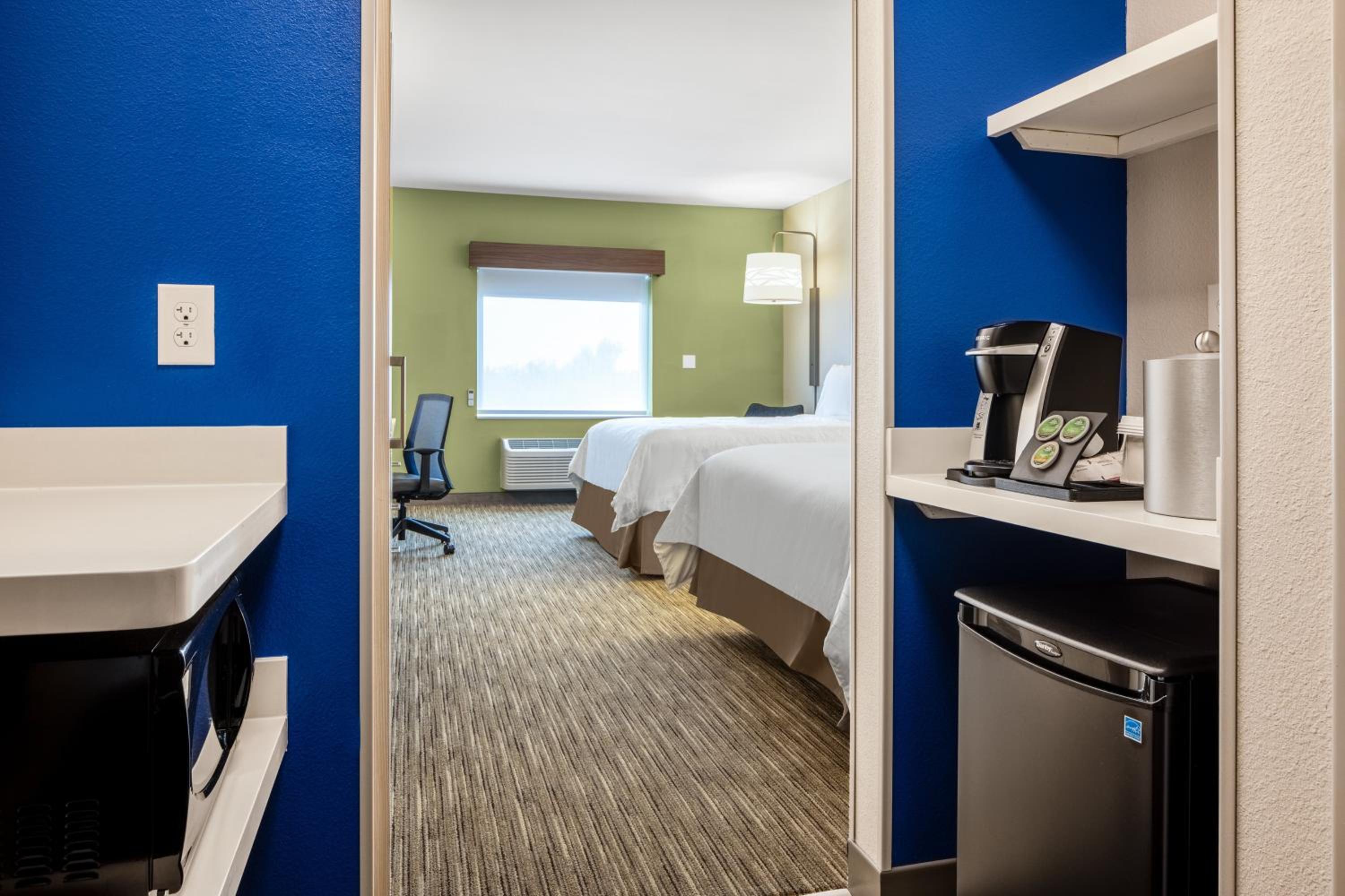 Standard Room with Two Queen Beds - Communications Accessible Tub - Photo 5