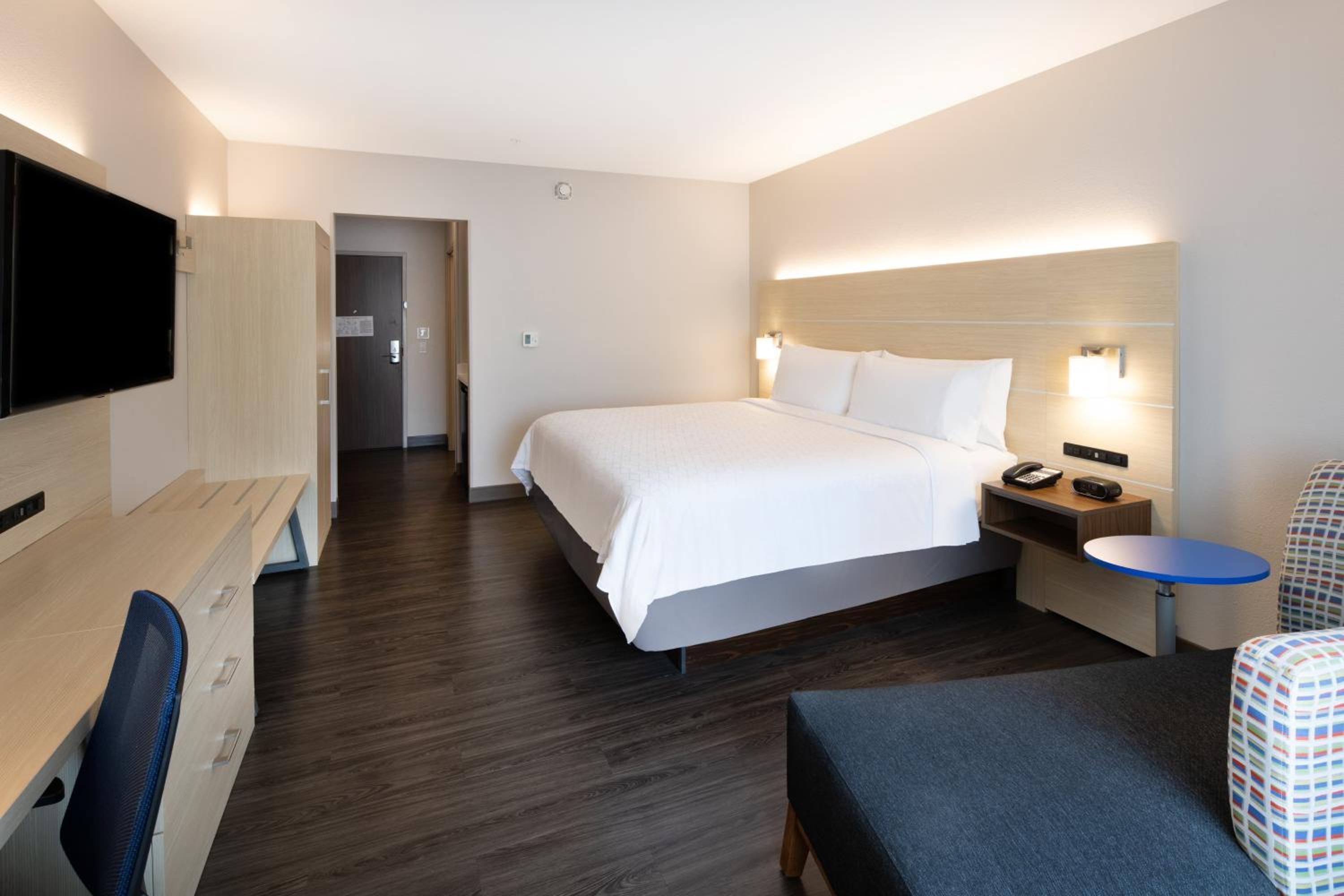 Standard King Room - Photo 8