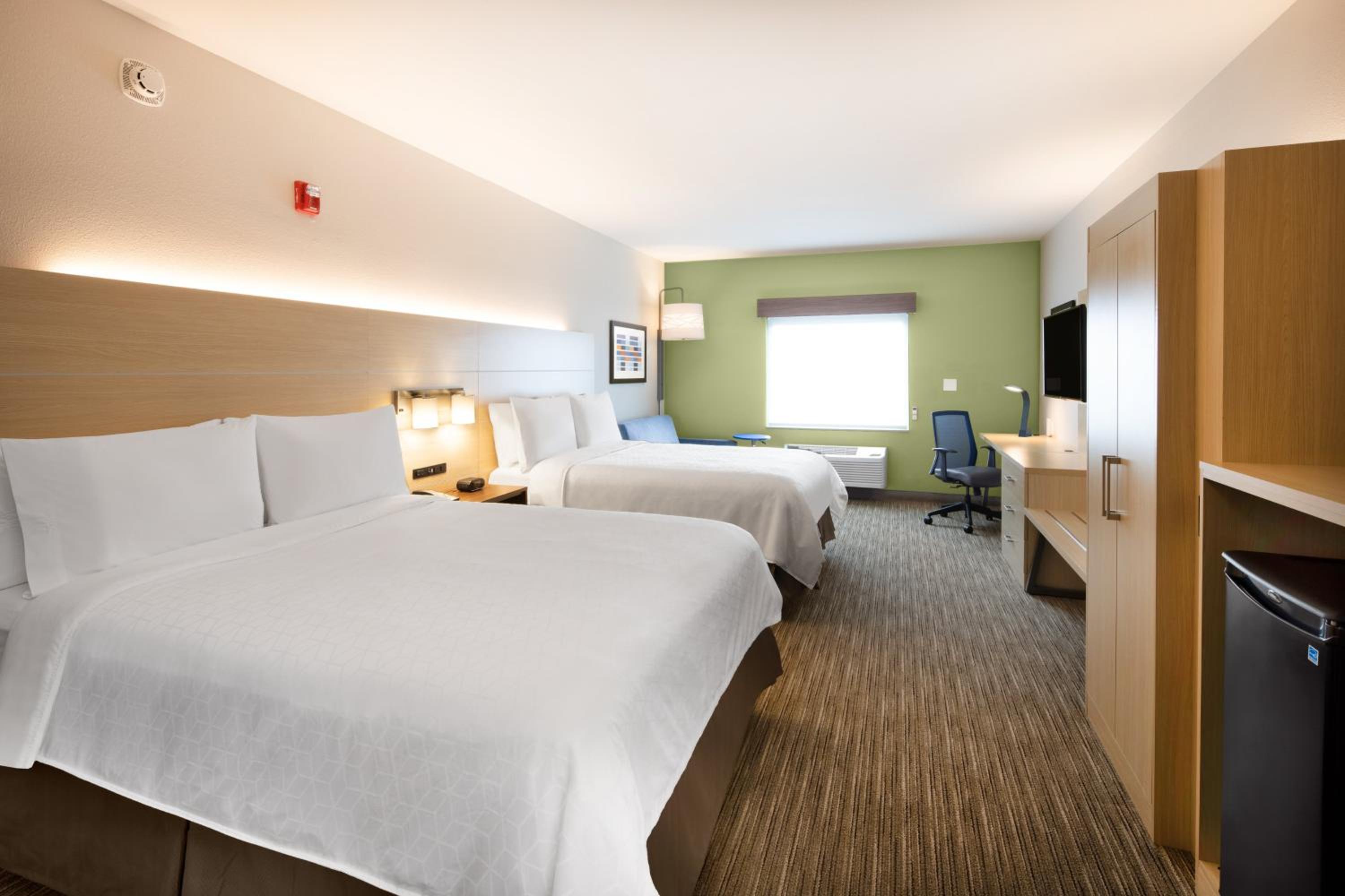 Standard Room with Two Queen Beds - Photo 3