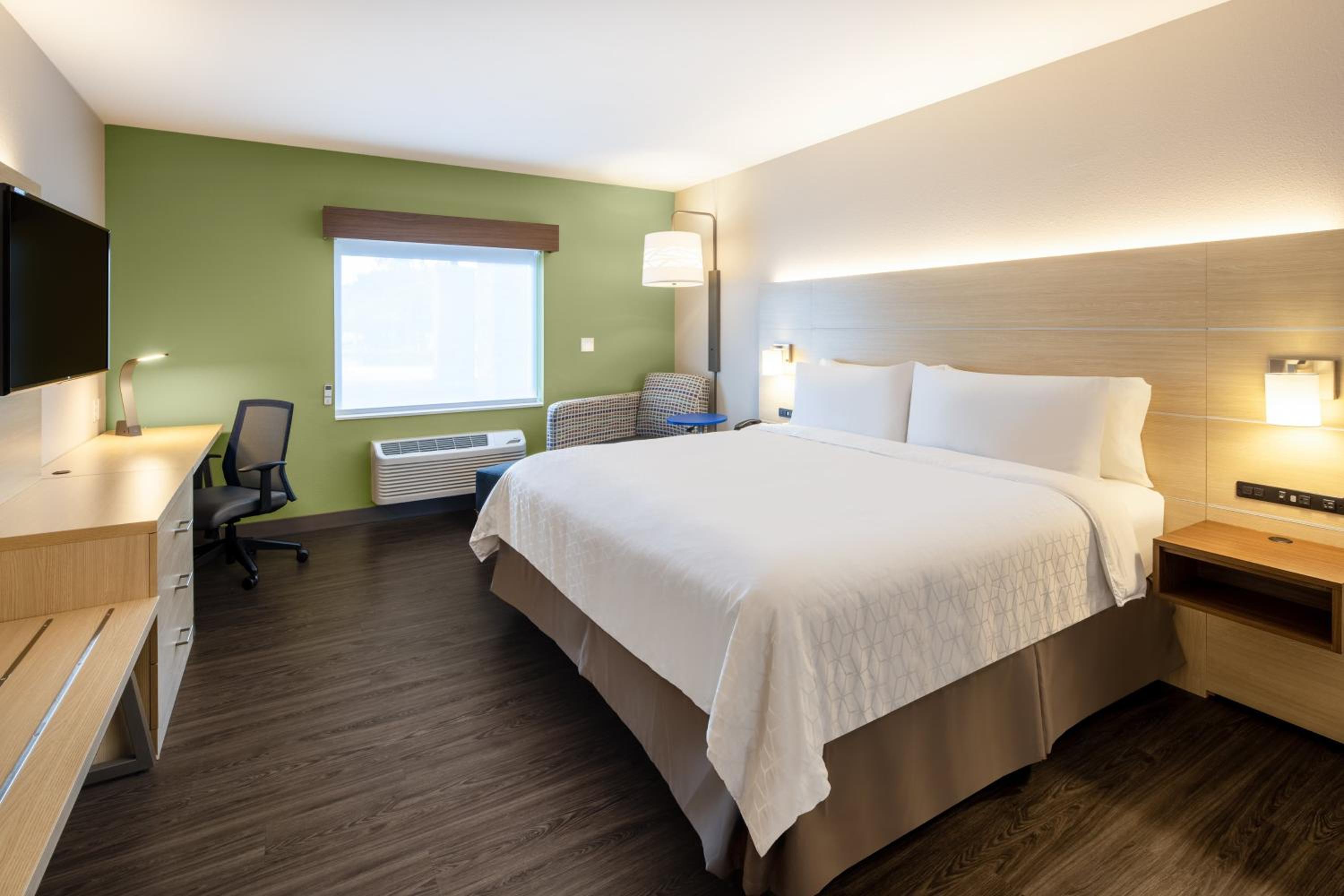 Standard King Room - Photo 6