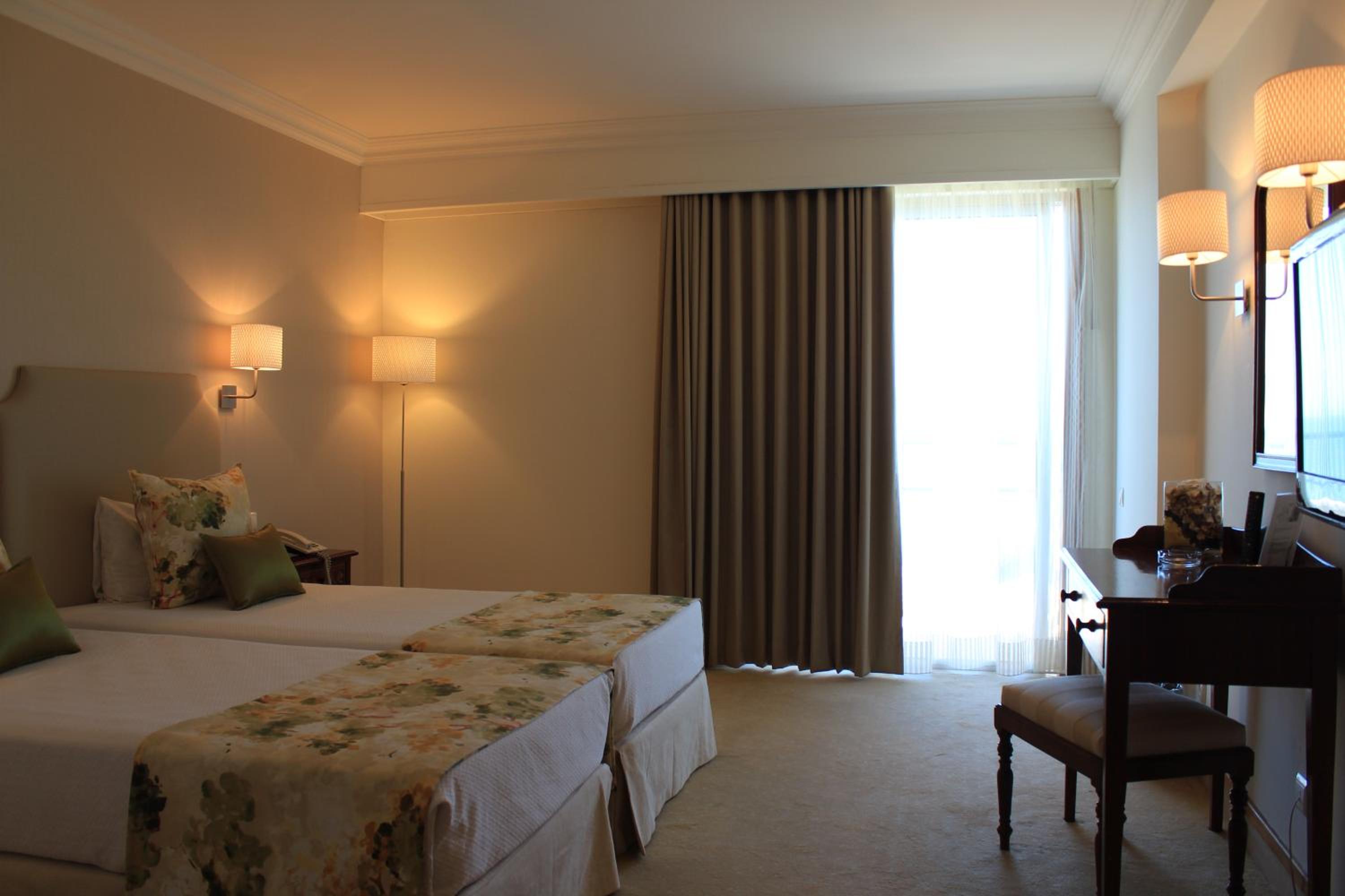 Deluxe Suite with Sea View - Photo 11