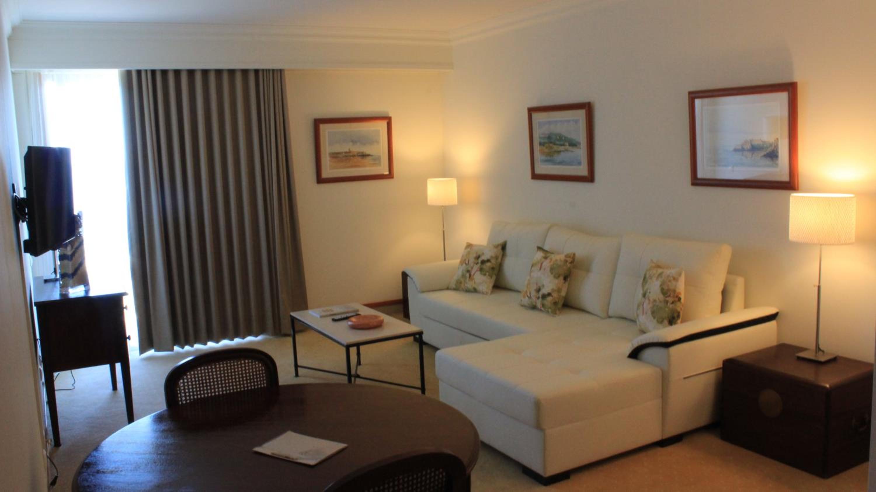 Deluxe Suite with Sea View - Photo 21