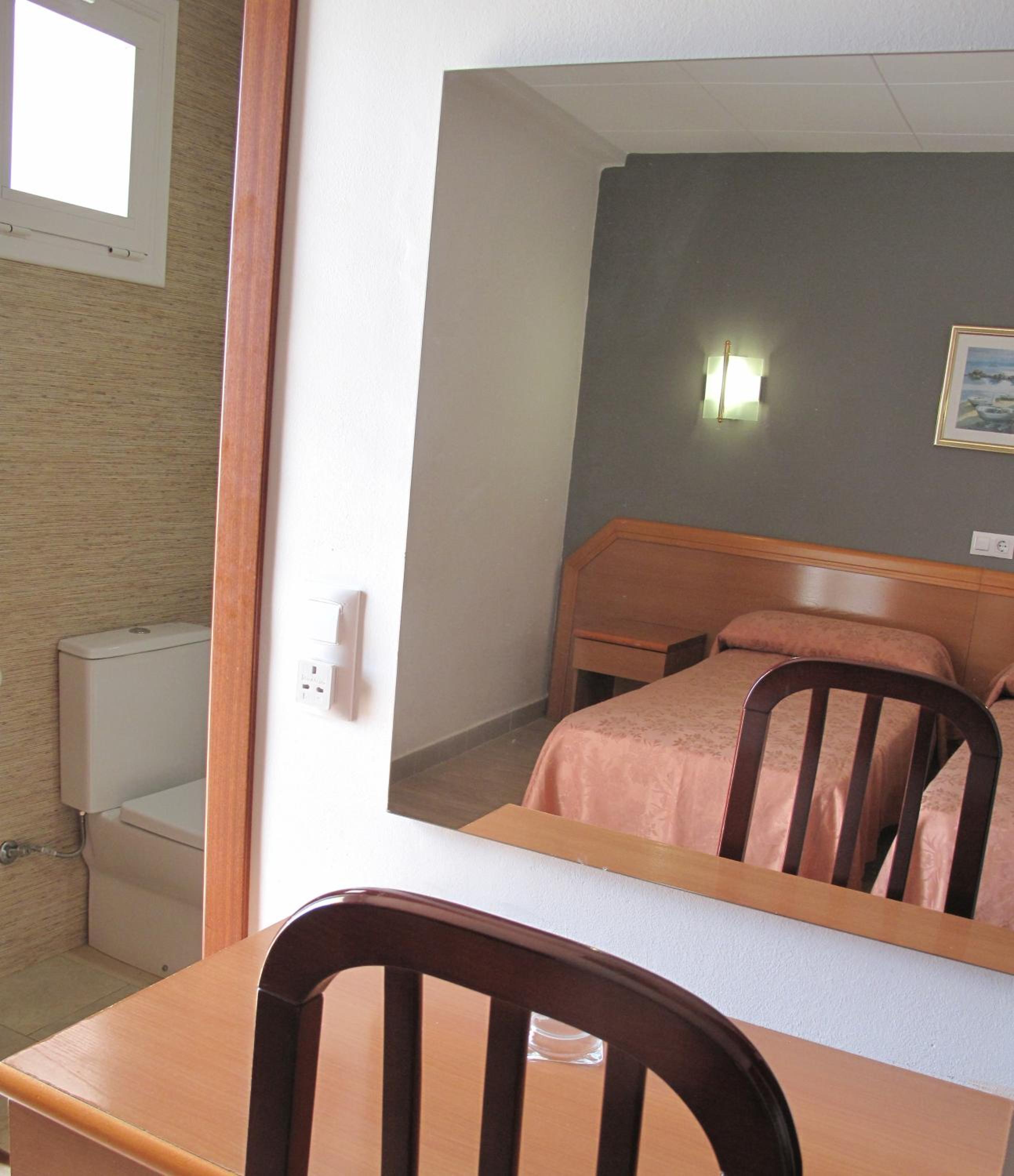 Double or Twin Room - Photo 4