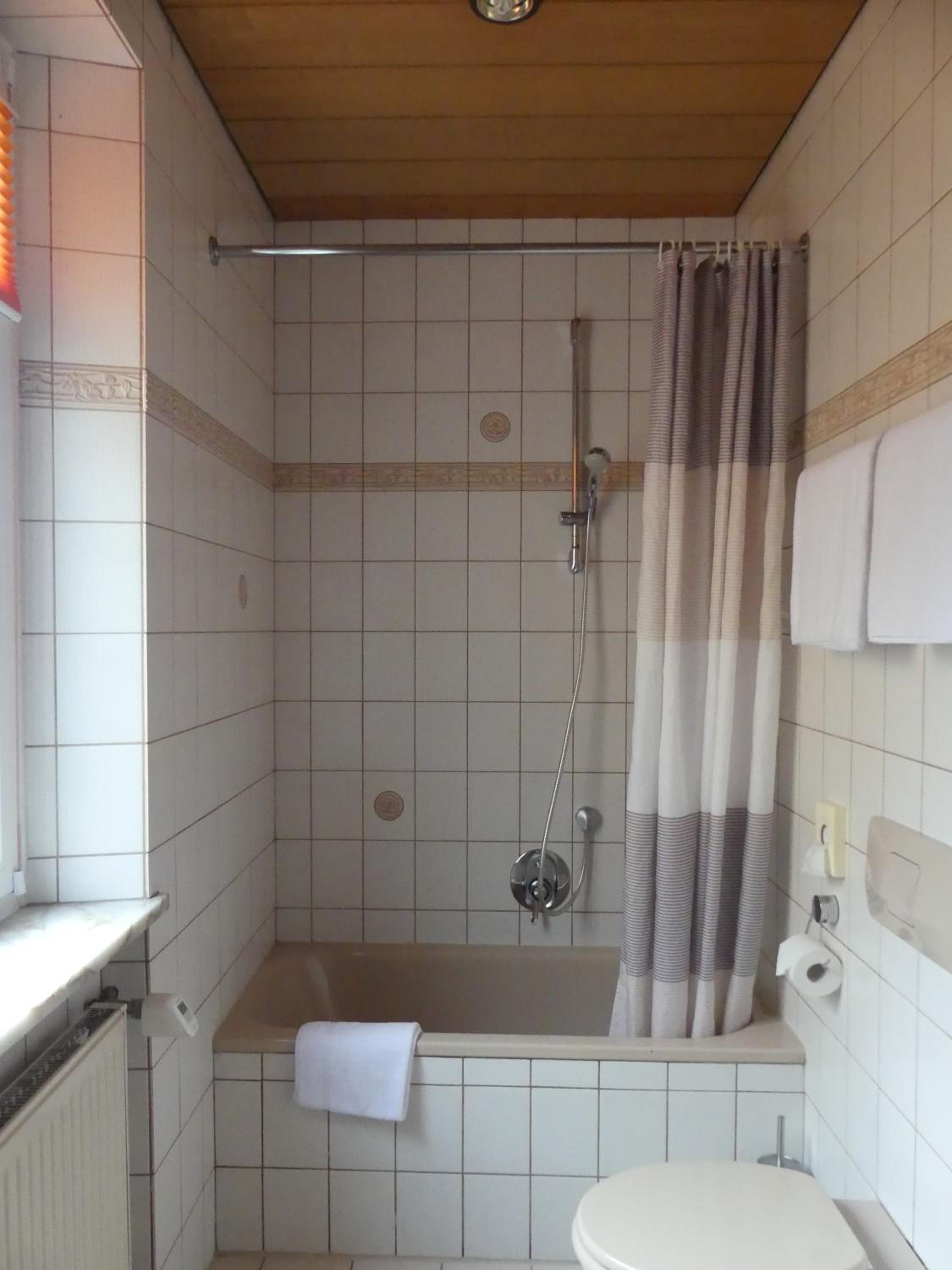 Standard Twin Room - Photo 4
