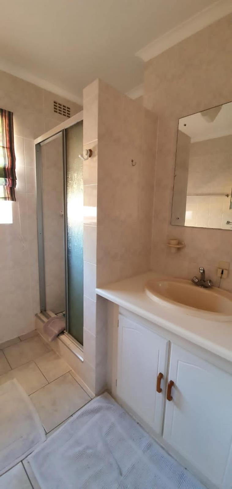 Double Room with Private Bathroom - Photo 4