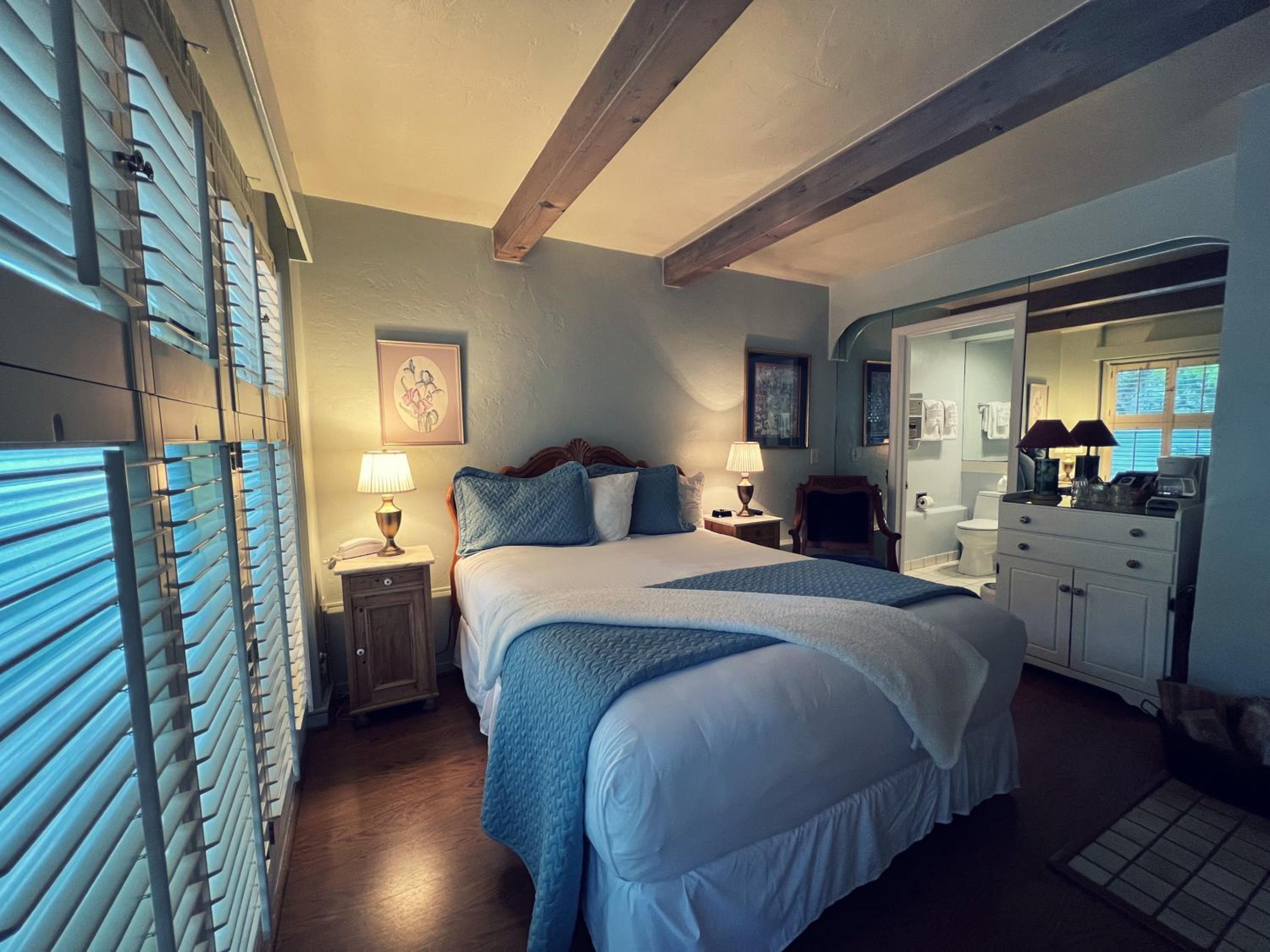 Queen Room photo 2