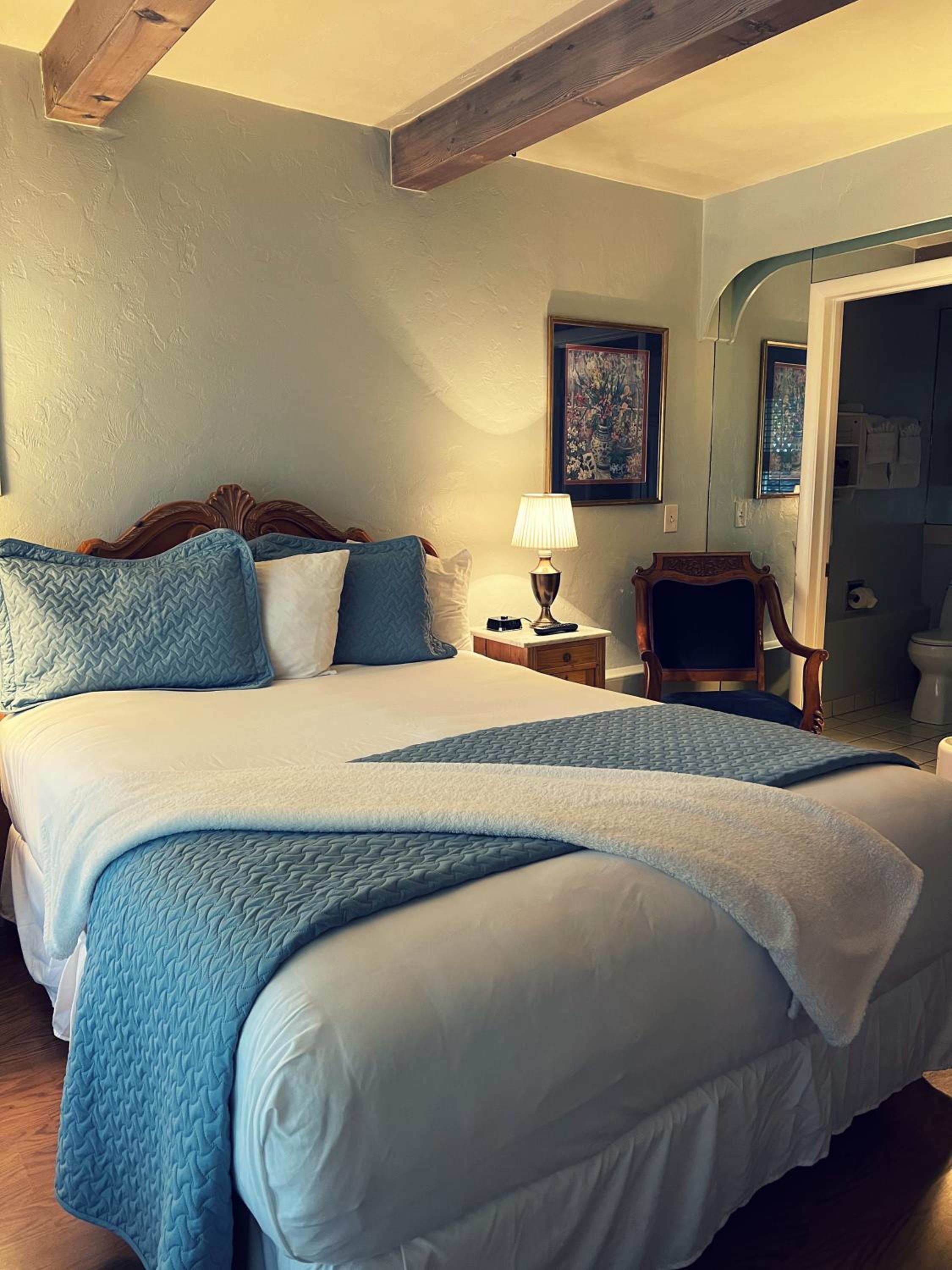 Queen Room photo 1