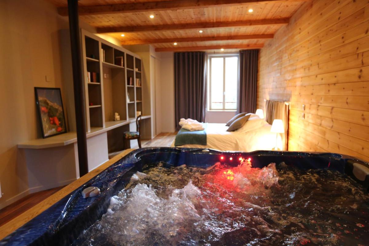 Double Room with Spa Bath - Photo 2