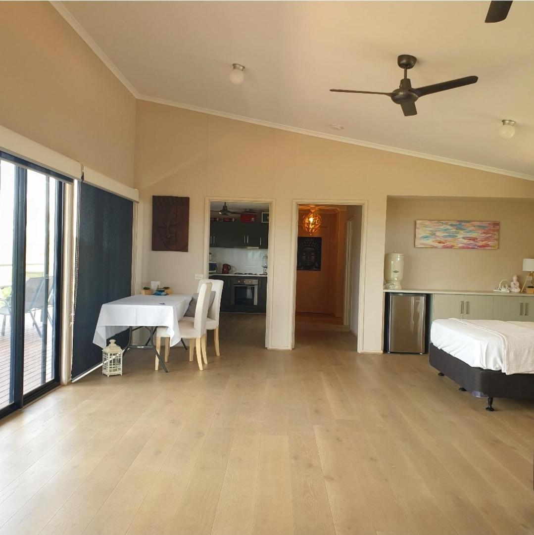 Studio with Balcony - Photo 6