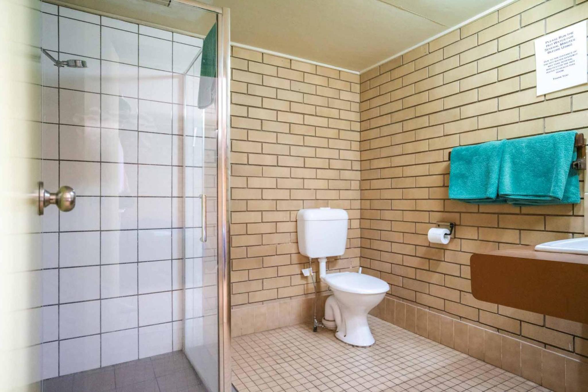 Standard Queen Room - Photo 8