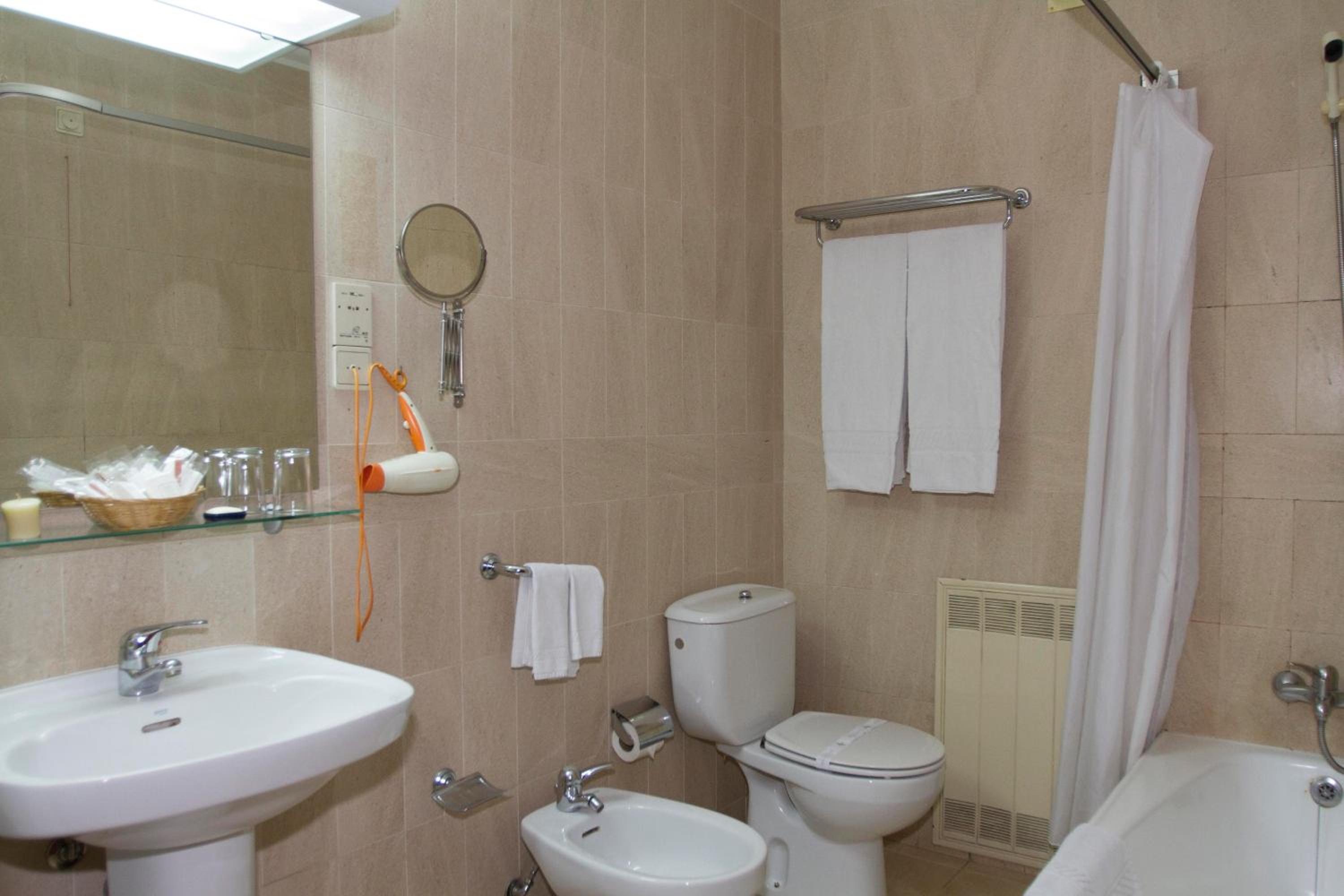 Double or Twin Room - Photo 4