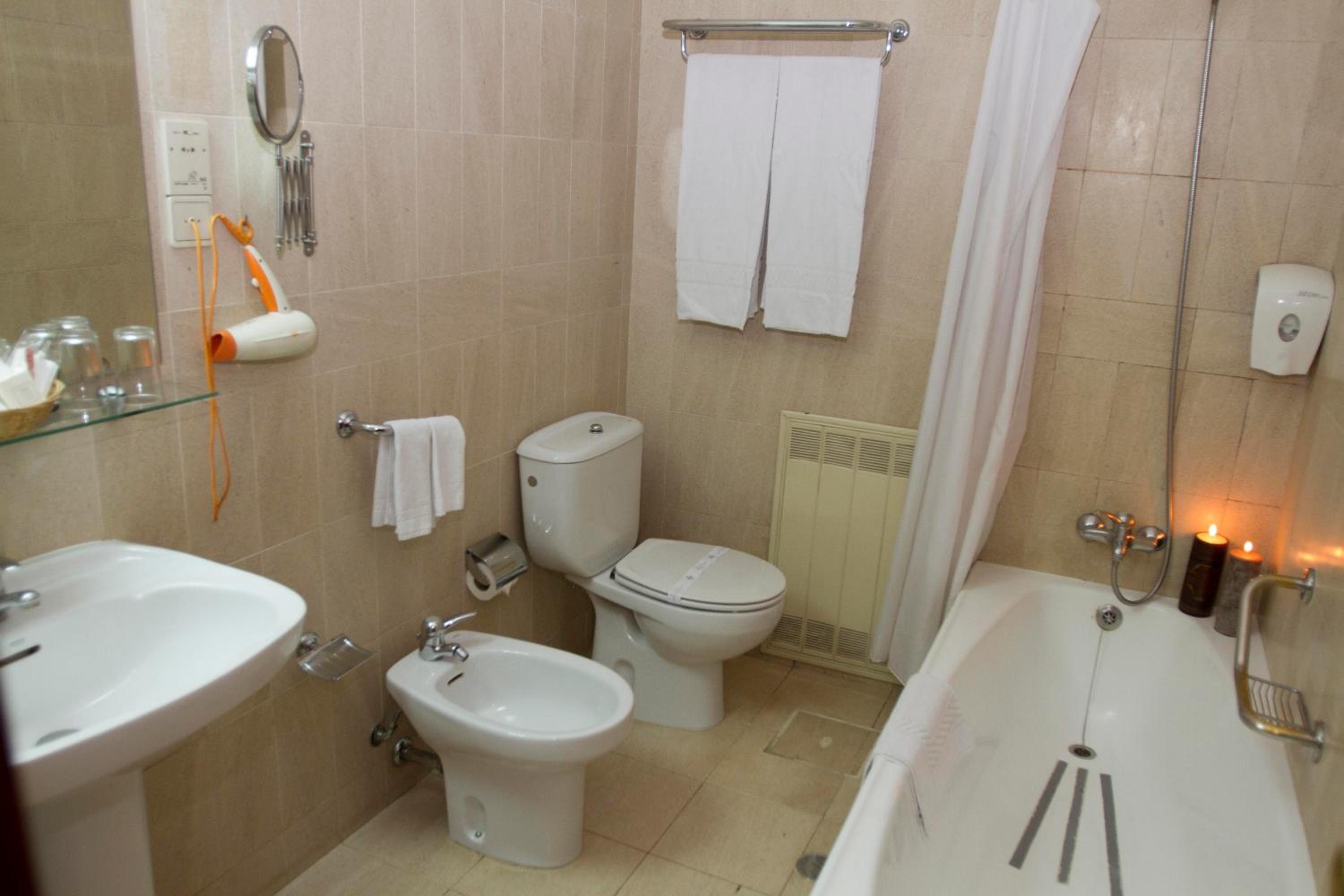 Double or Twin Room - Photo 6