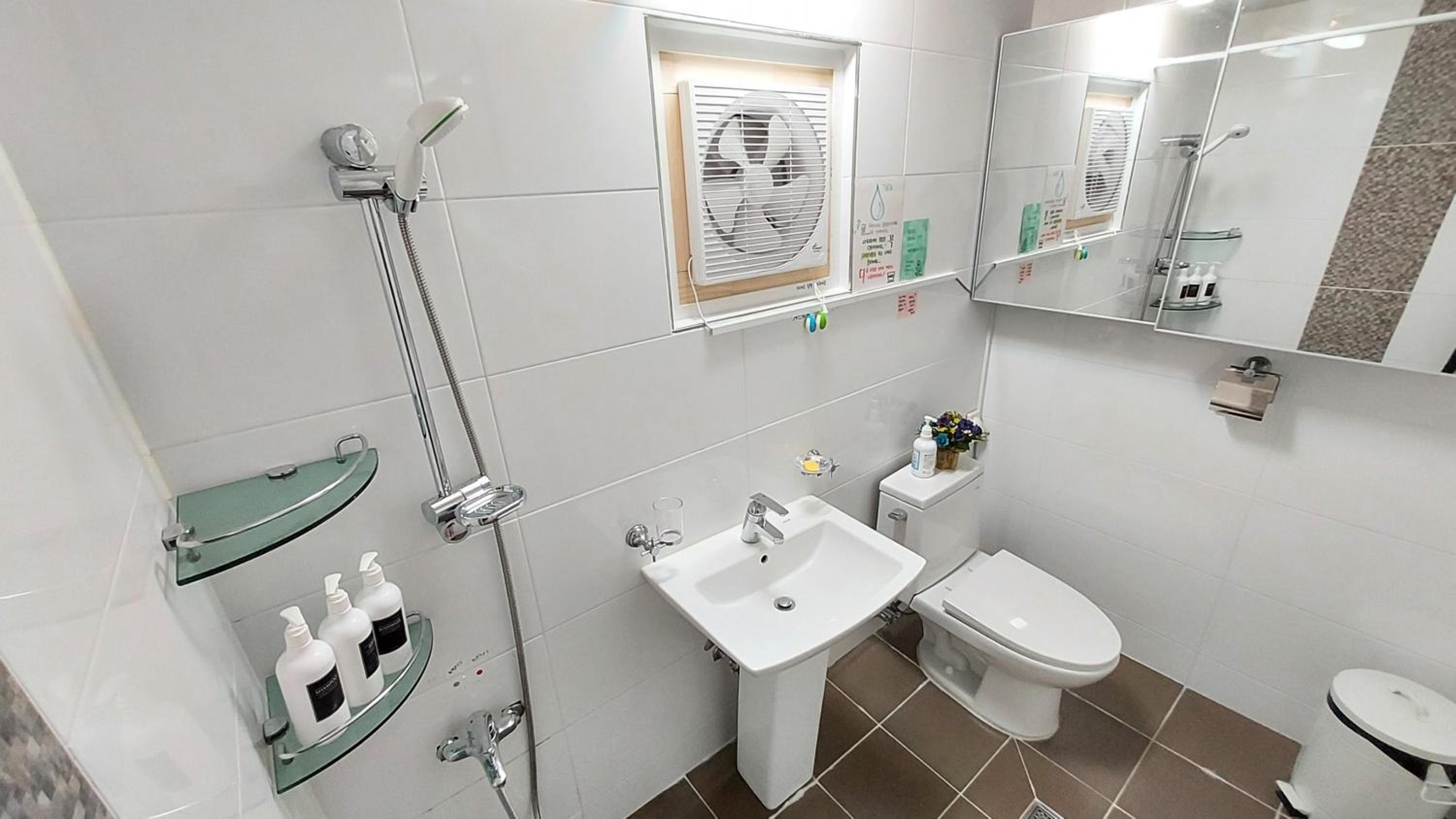 Two-Bedroom House - Photo 29