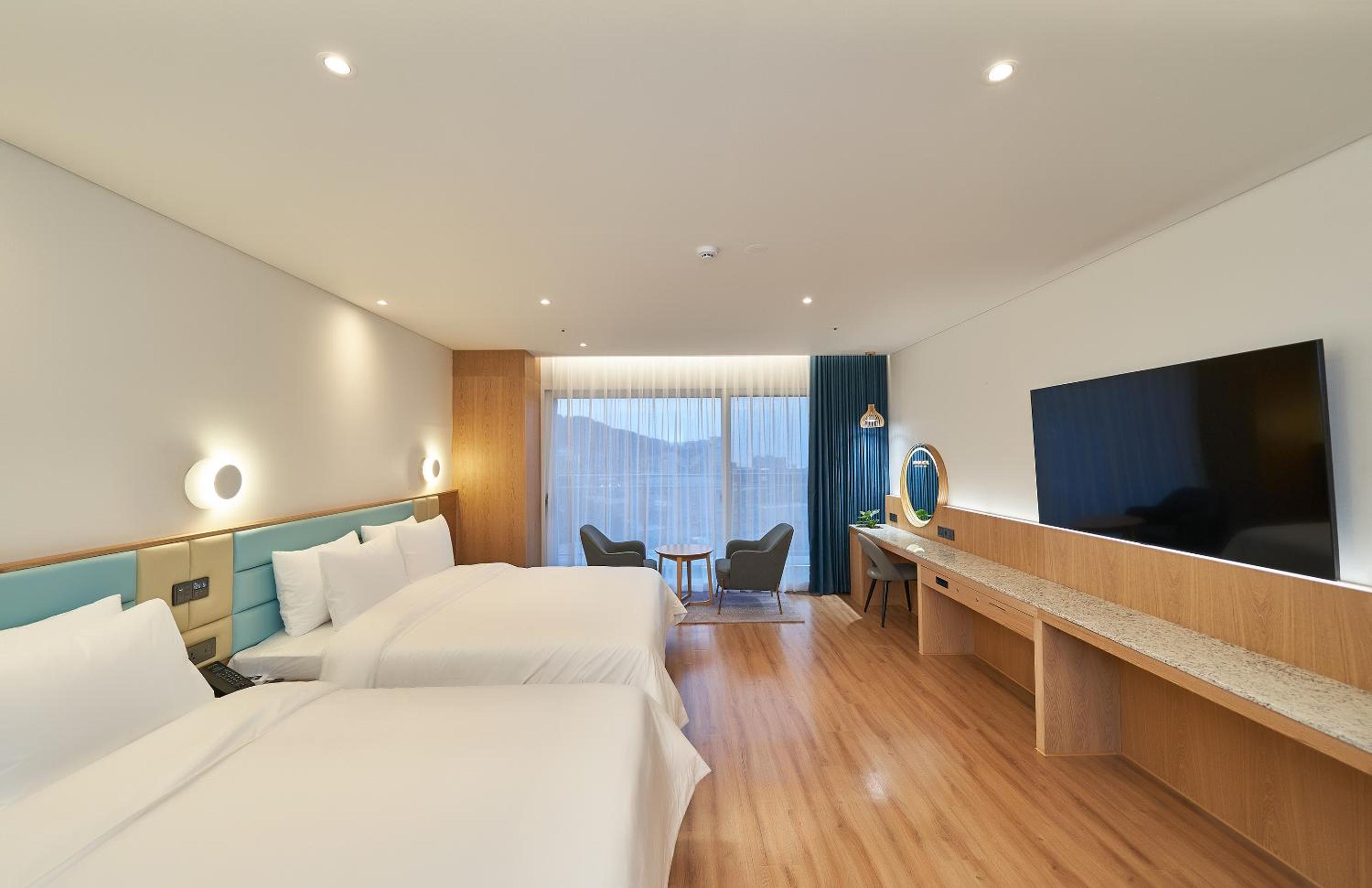 Family Twin Room - Photo 1