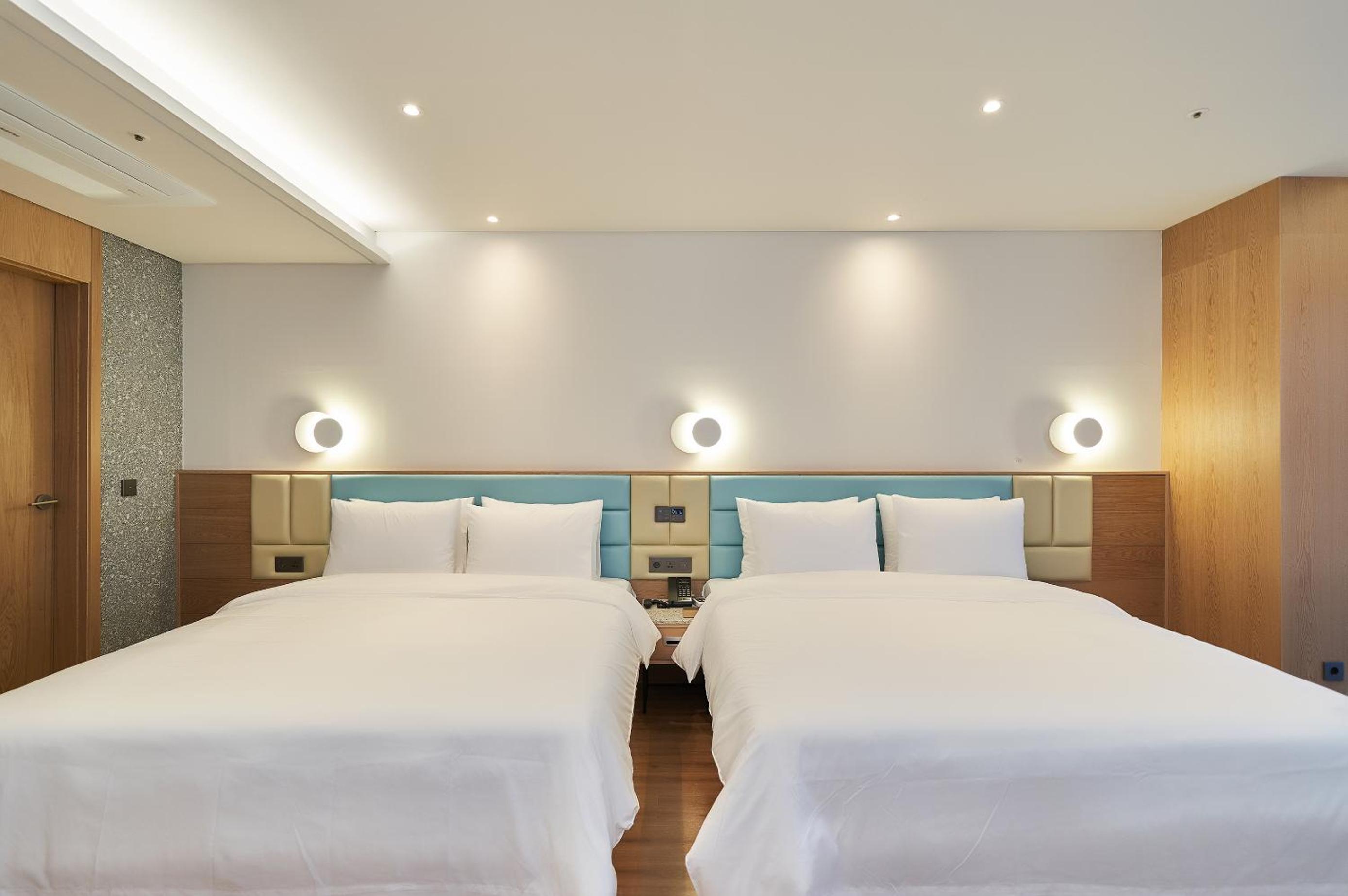 Family Twin Room - Photo 4