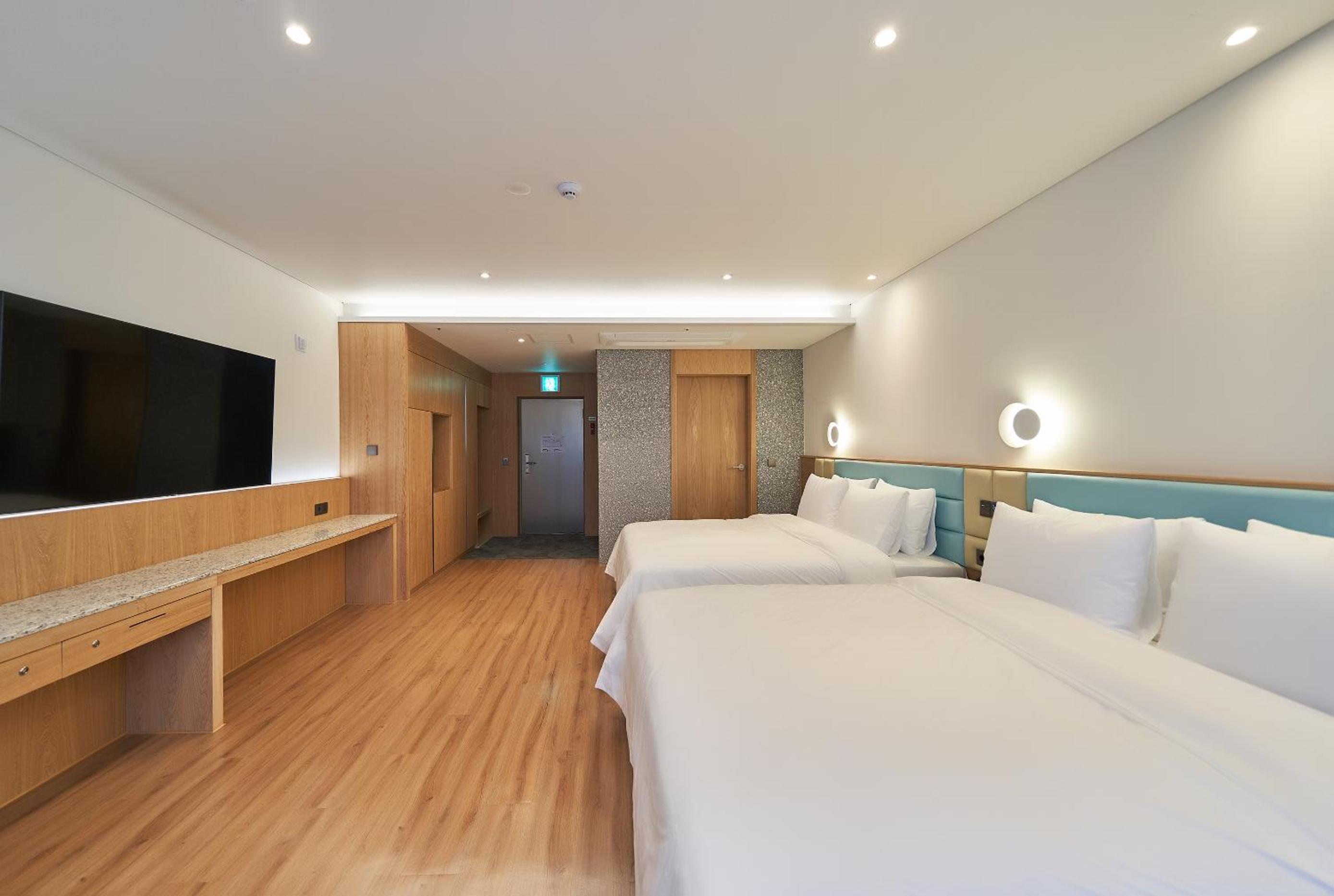 Family Twin Room - Photo 2