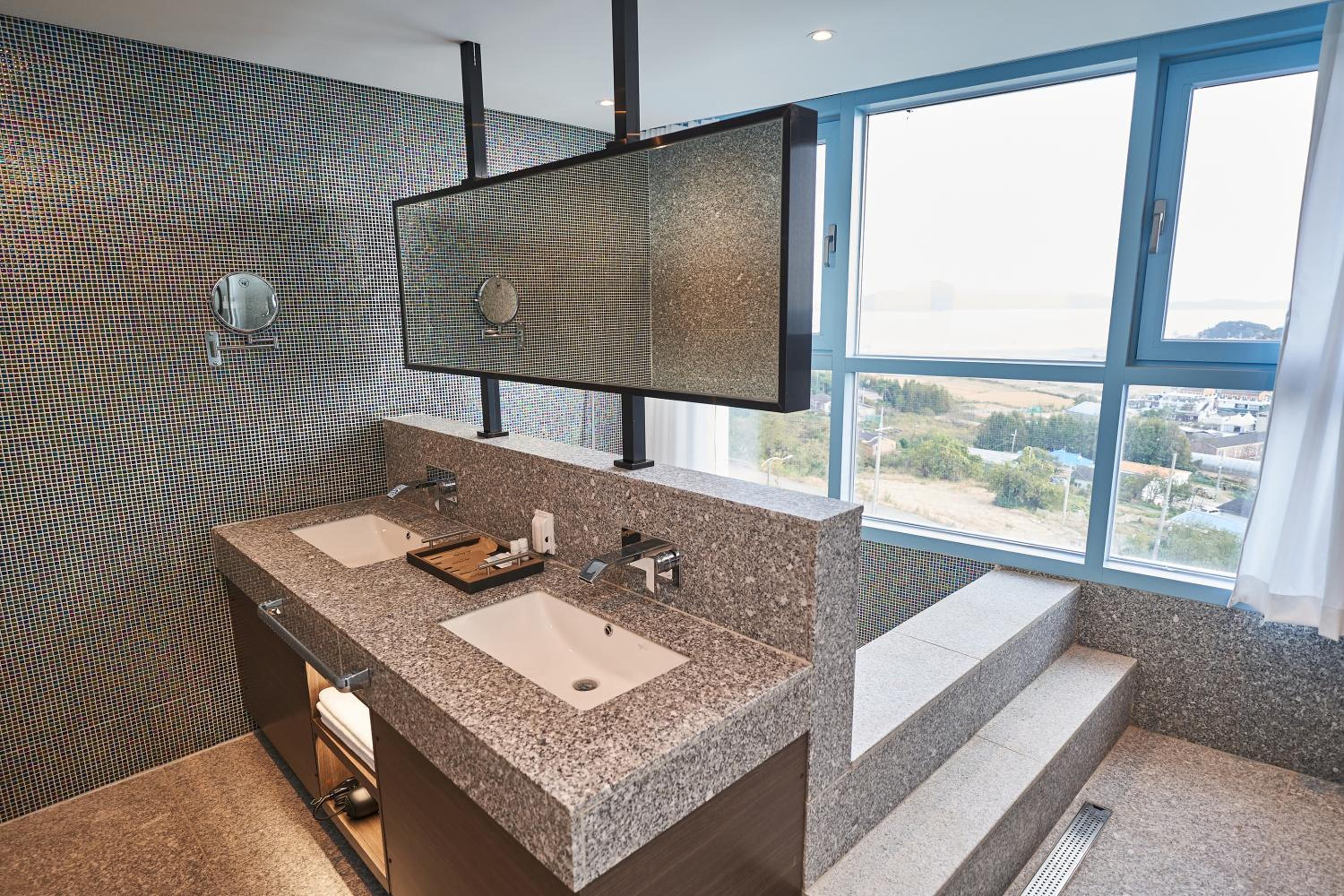 JN Park Suite Room - Photo 2