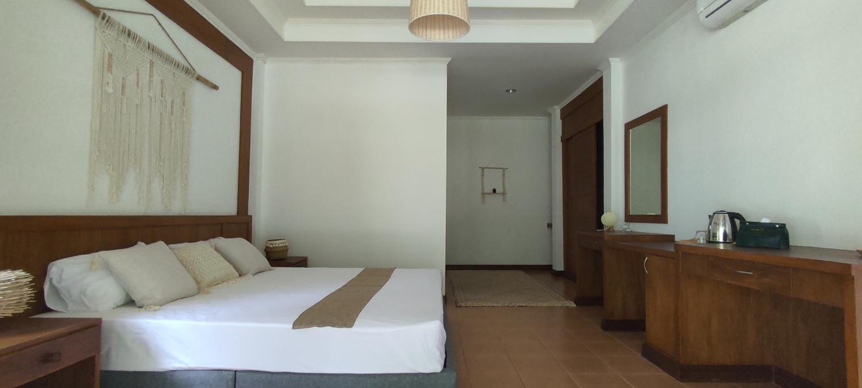 Deluxe Double Room with Balcony - Photo 14