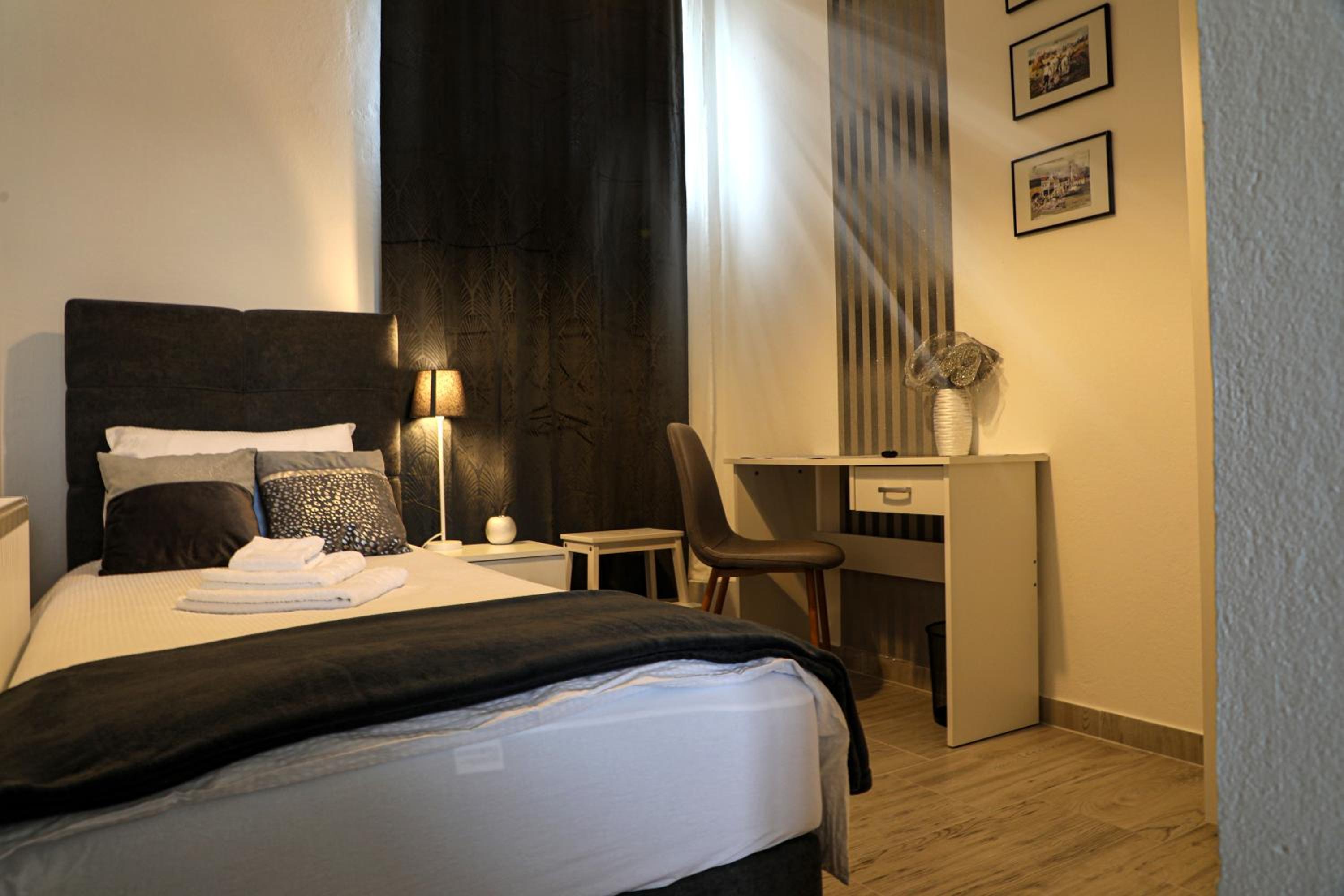Single Room with Private Bathroom photo 1