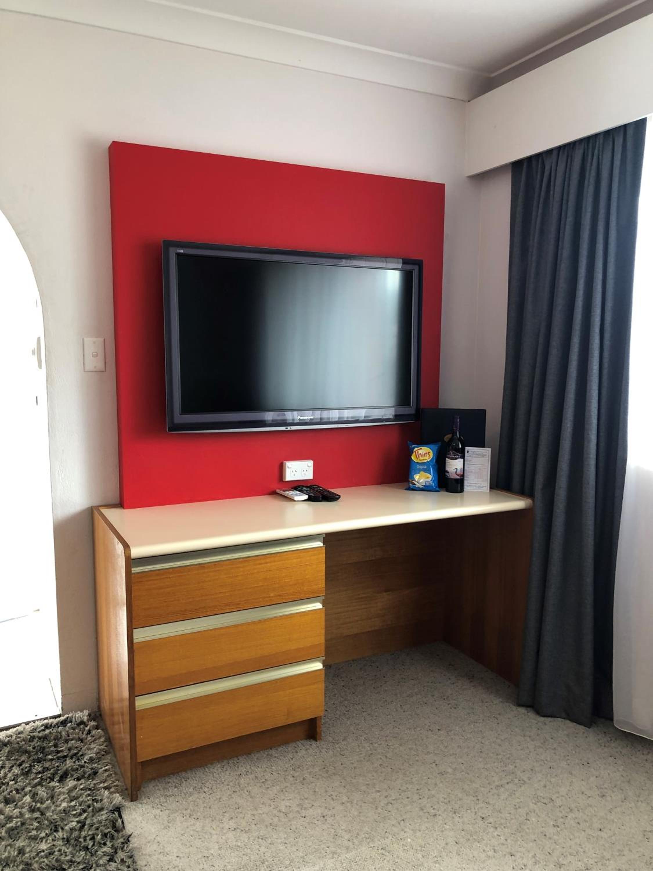 One-Bedroom Apartment with King Bed - First Floor photo 3