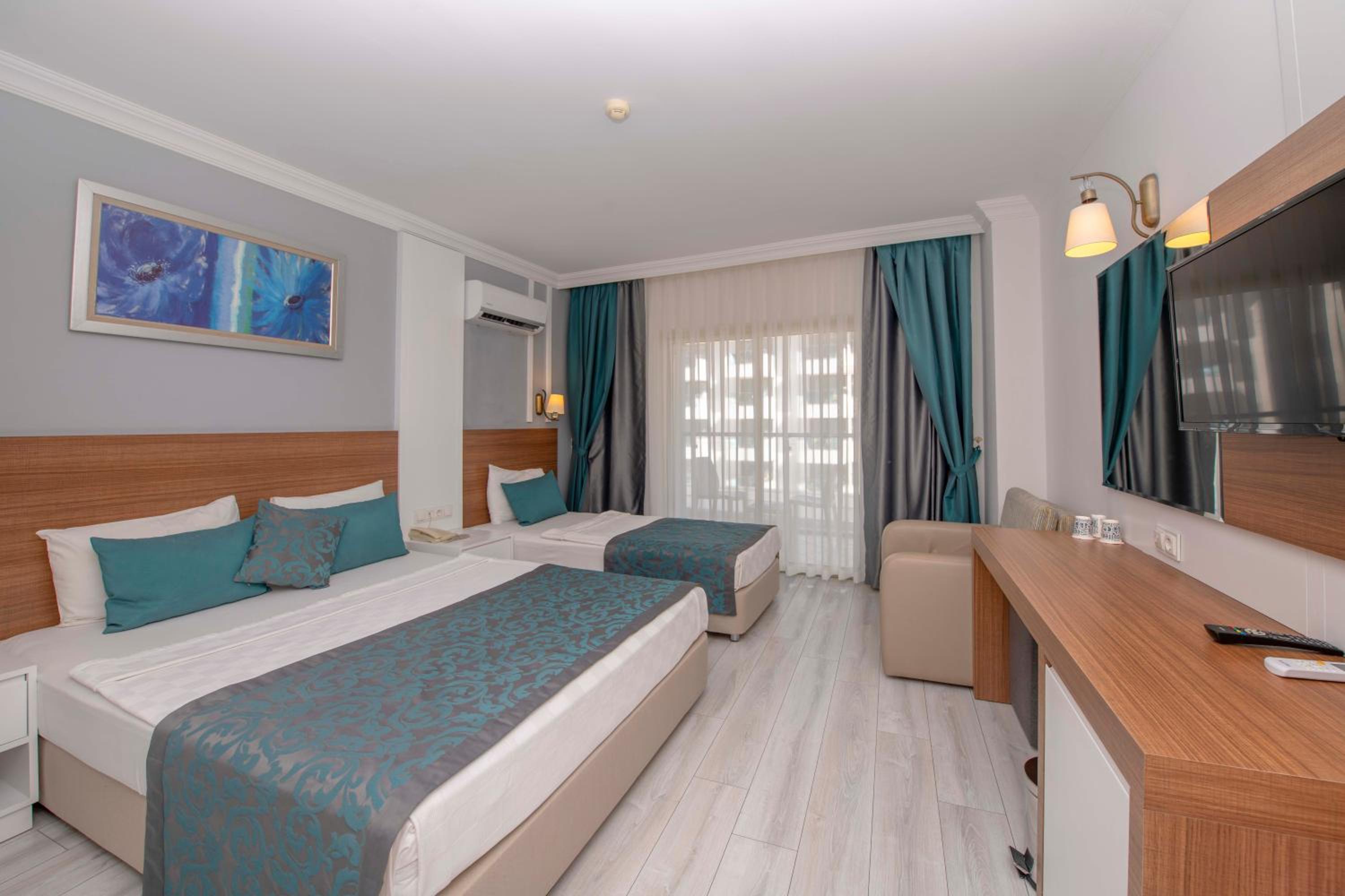 Standard Room (2 Adults + 2 Children) photo 2