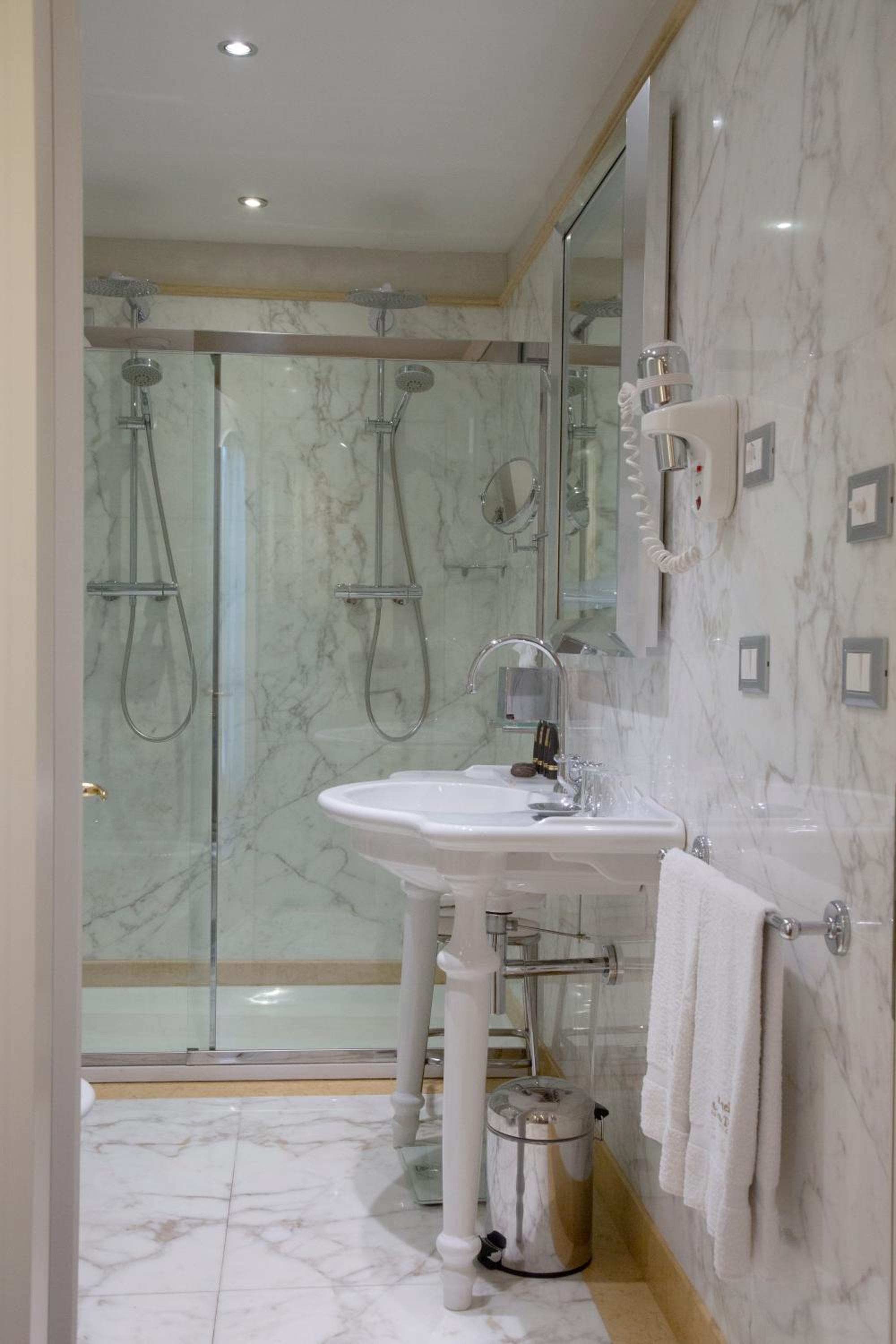 Junior Suite with Spa Bath thumbnail 5