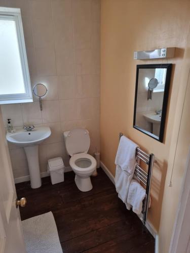 Double Room with Bathroom - Photo 8