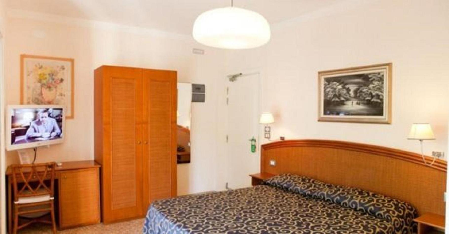 Double Room with Balcony - Photo 3