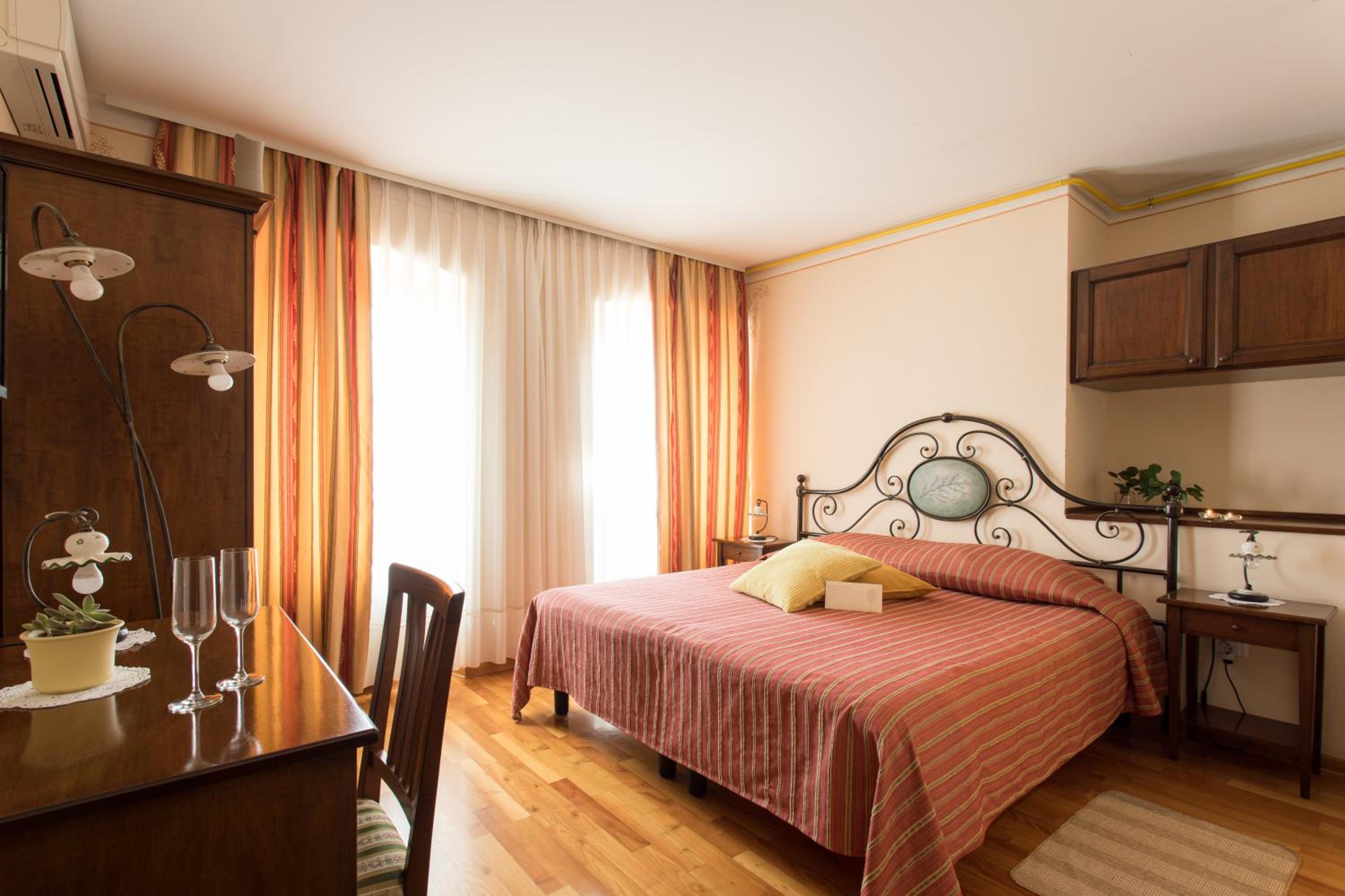 Standard King Room - Photo 1