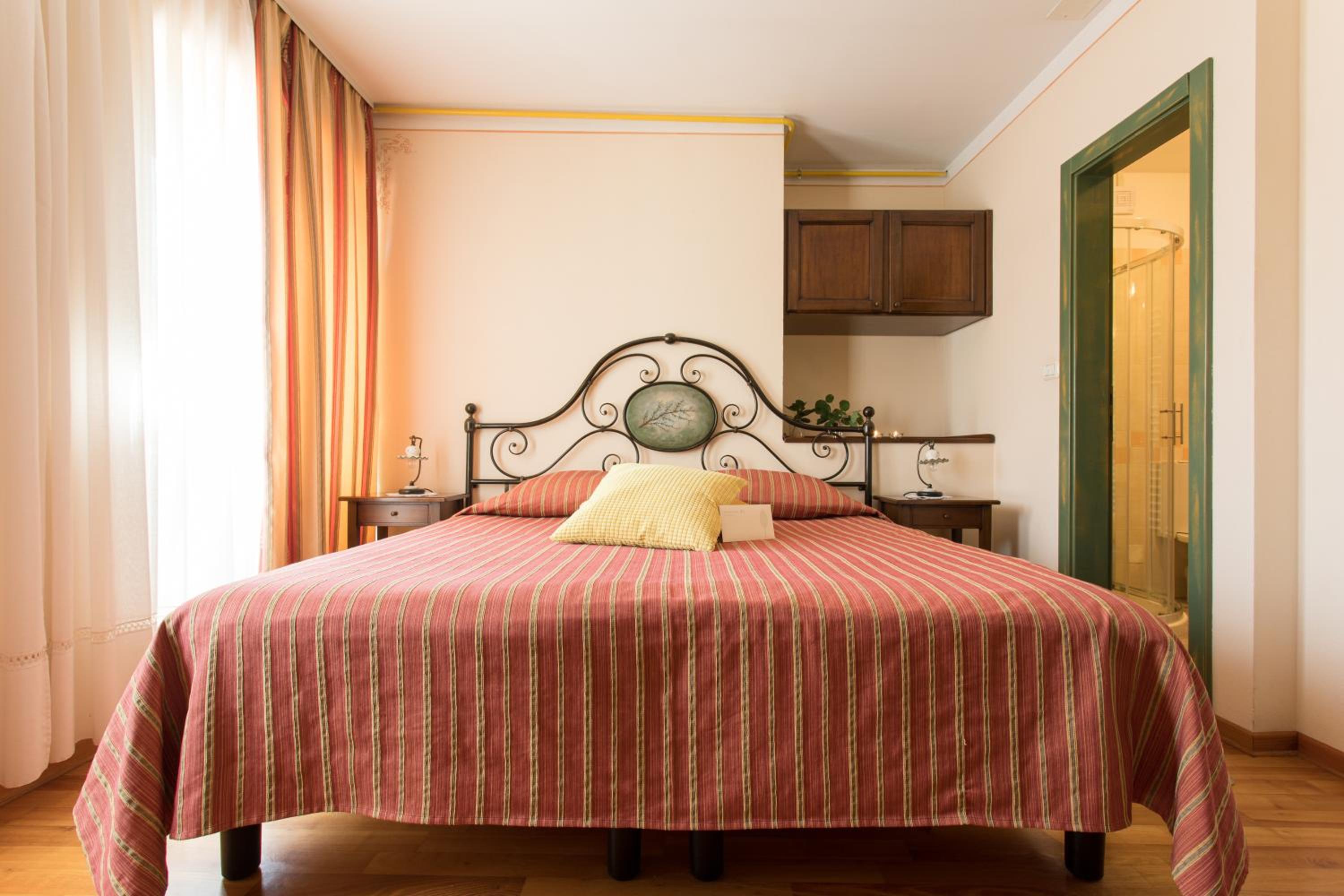 Standard King Room - Photo 2