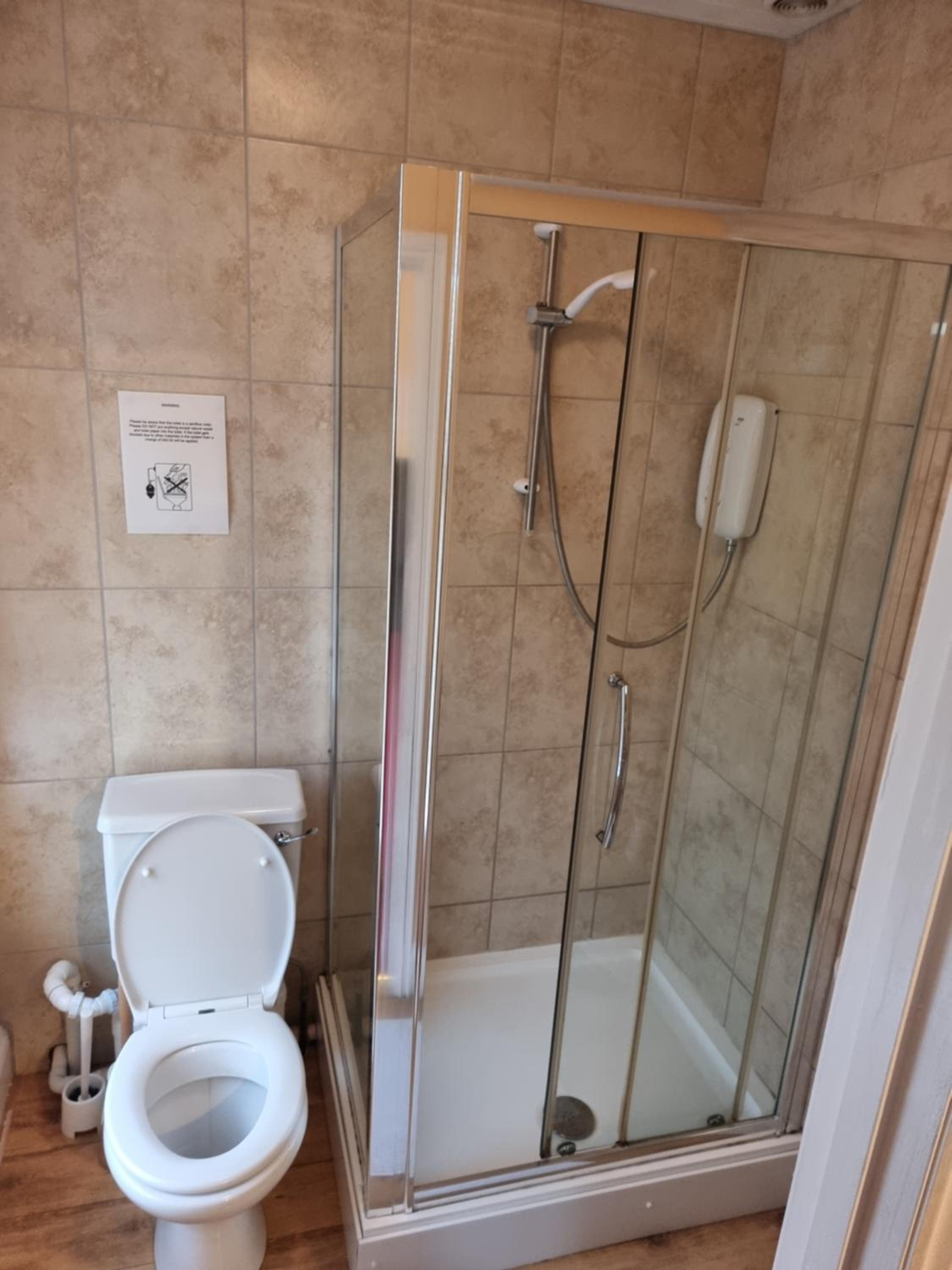 Double Room with Bathroom - Photo 3