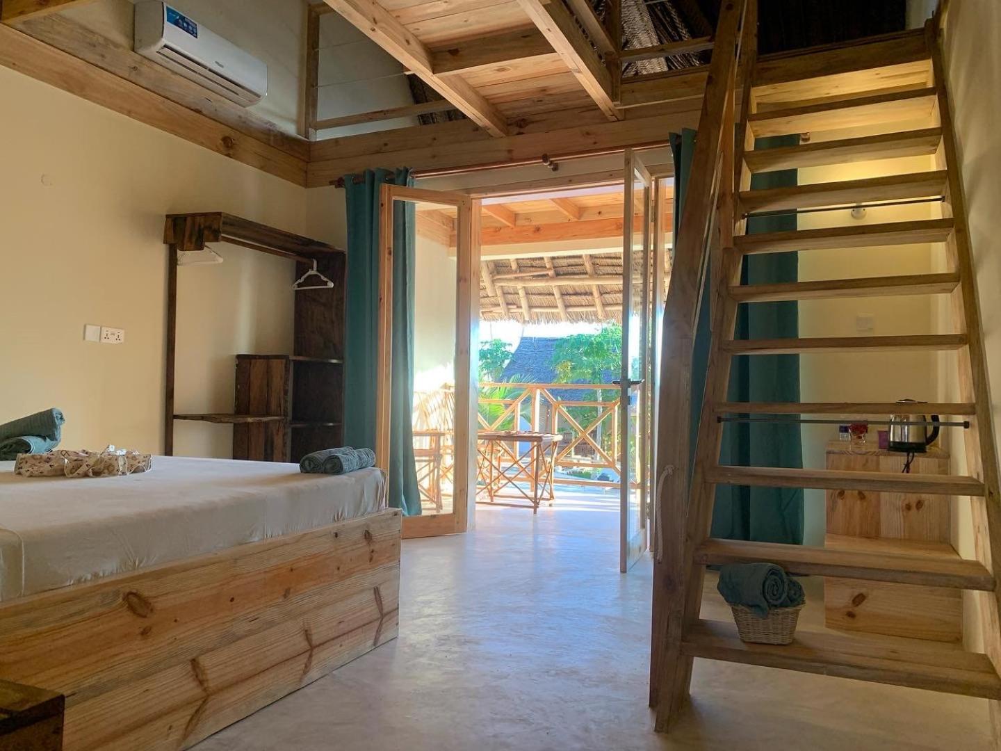 King Room with Pool View - Photo 6