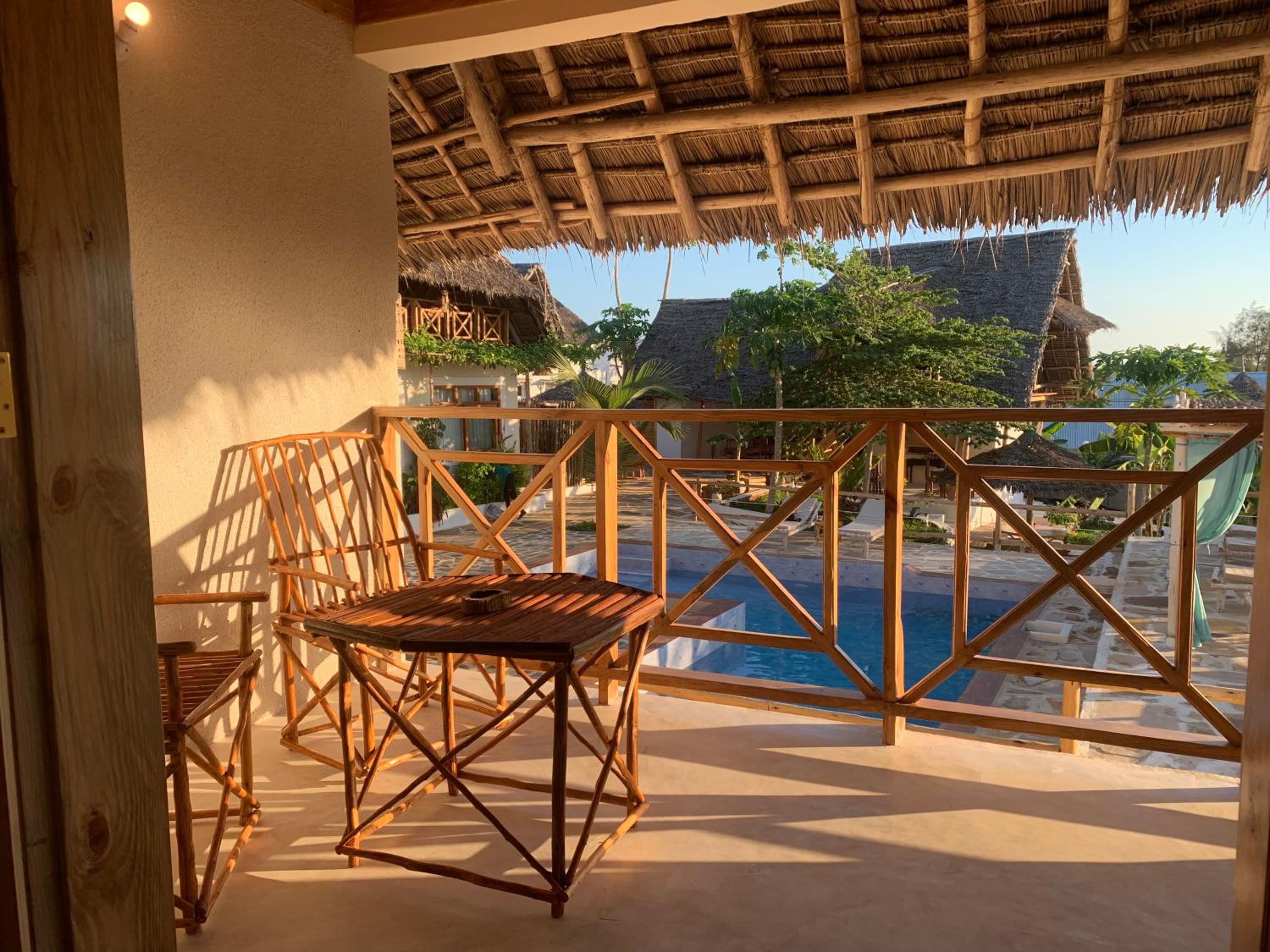 King Room with Pool View - Photo 7