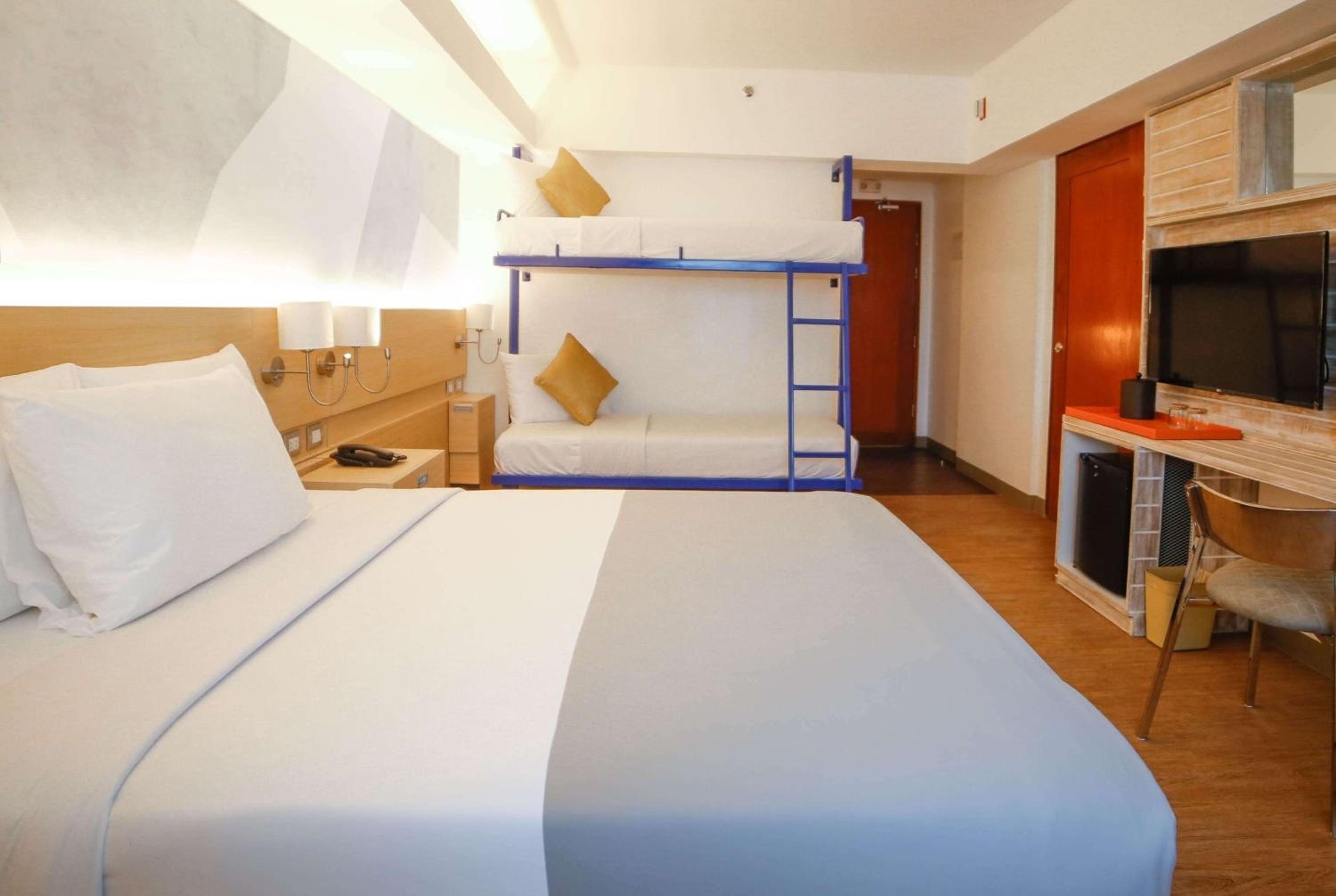 1 Queen and 1 Bunk Bed Family Room - Photo 8