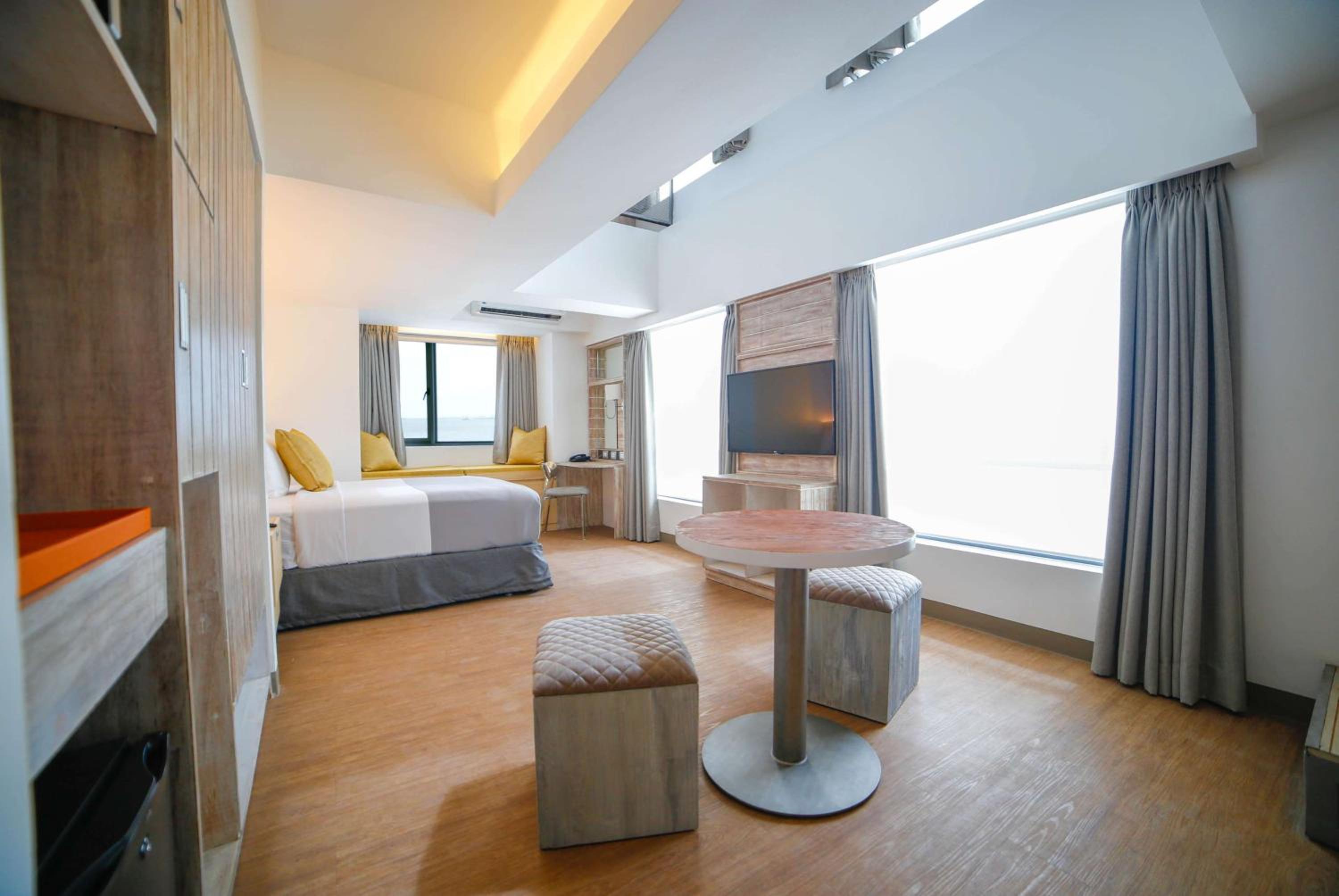 1 Queen and 1 Bunk Bed Family Loft Bay View - Photo 7