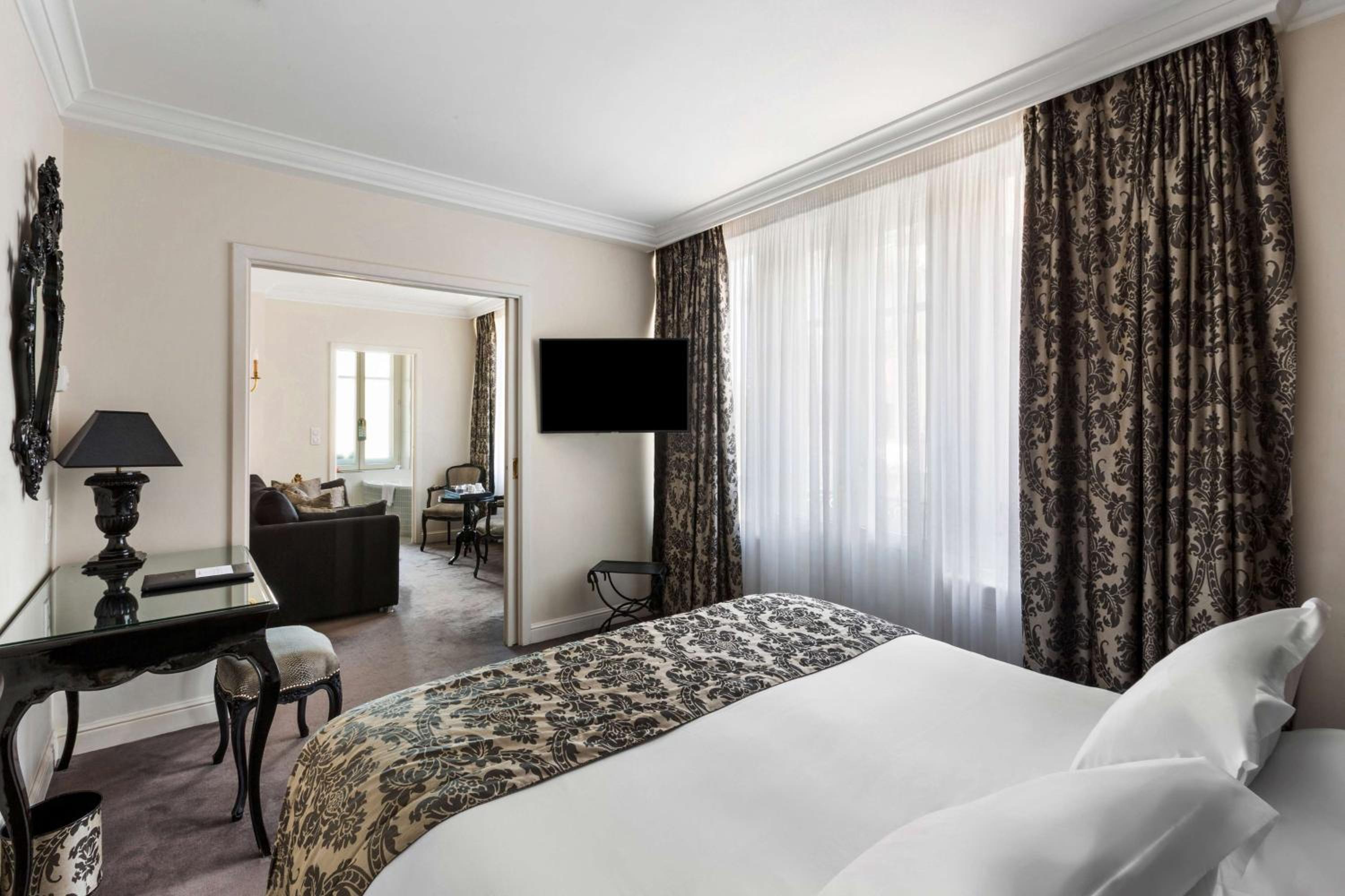 One Bedroom King Suite with Sofa Bed - Photo 9