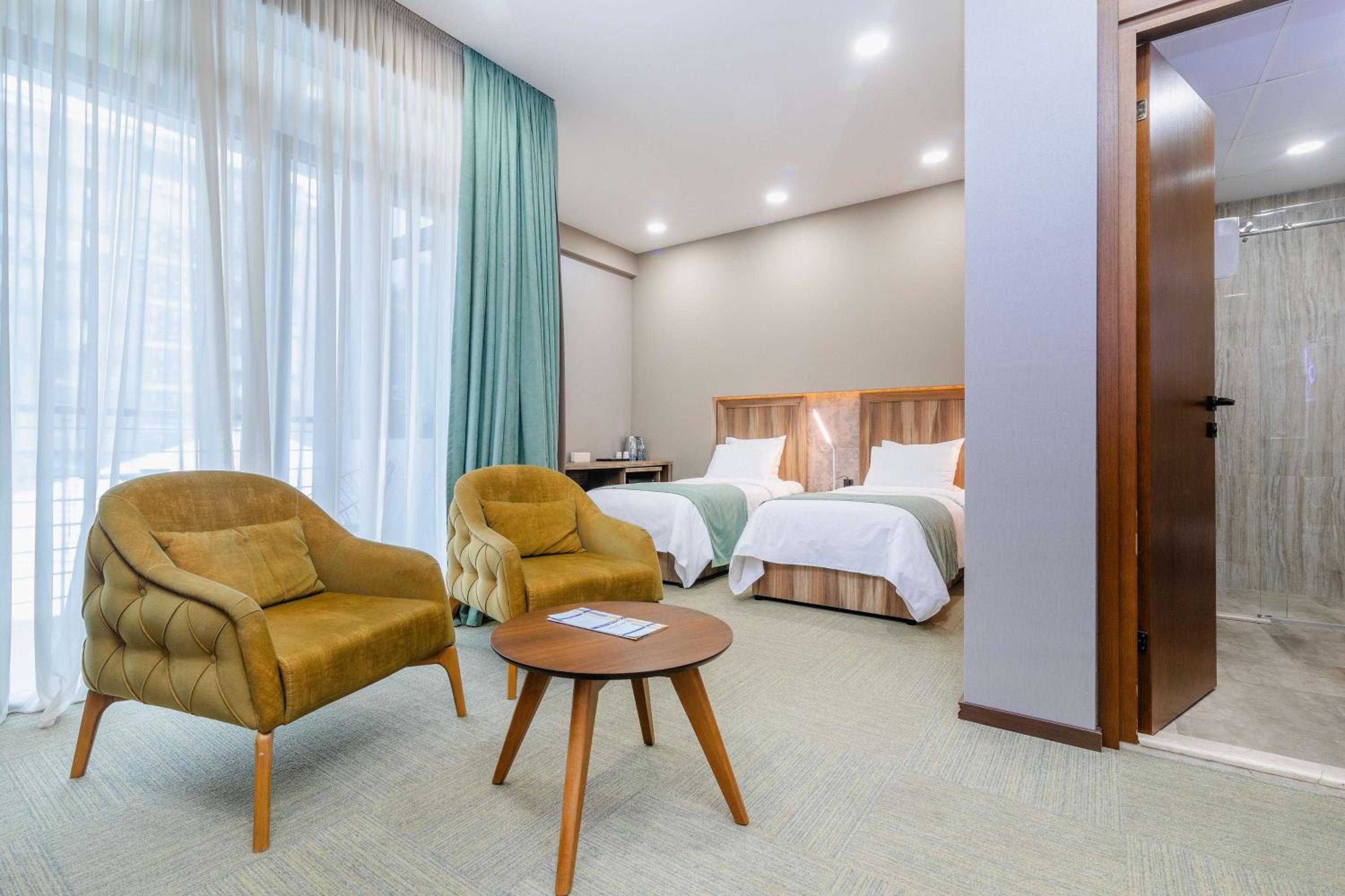 Economy Twin Room with Street View - Non-Smoking photo 2