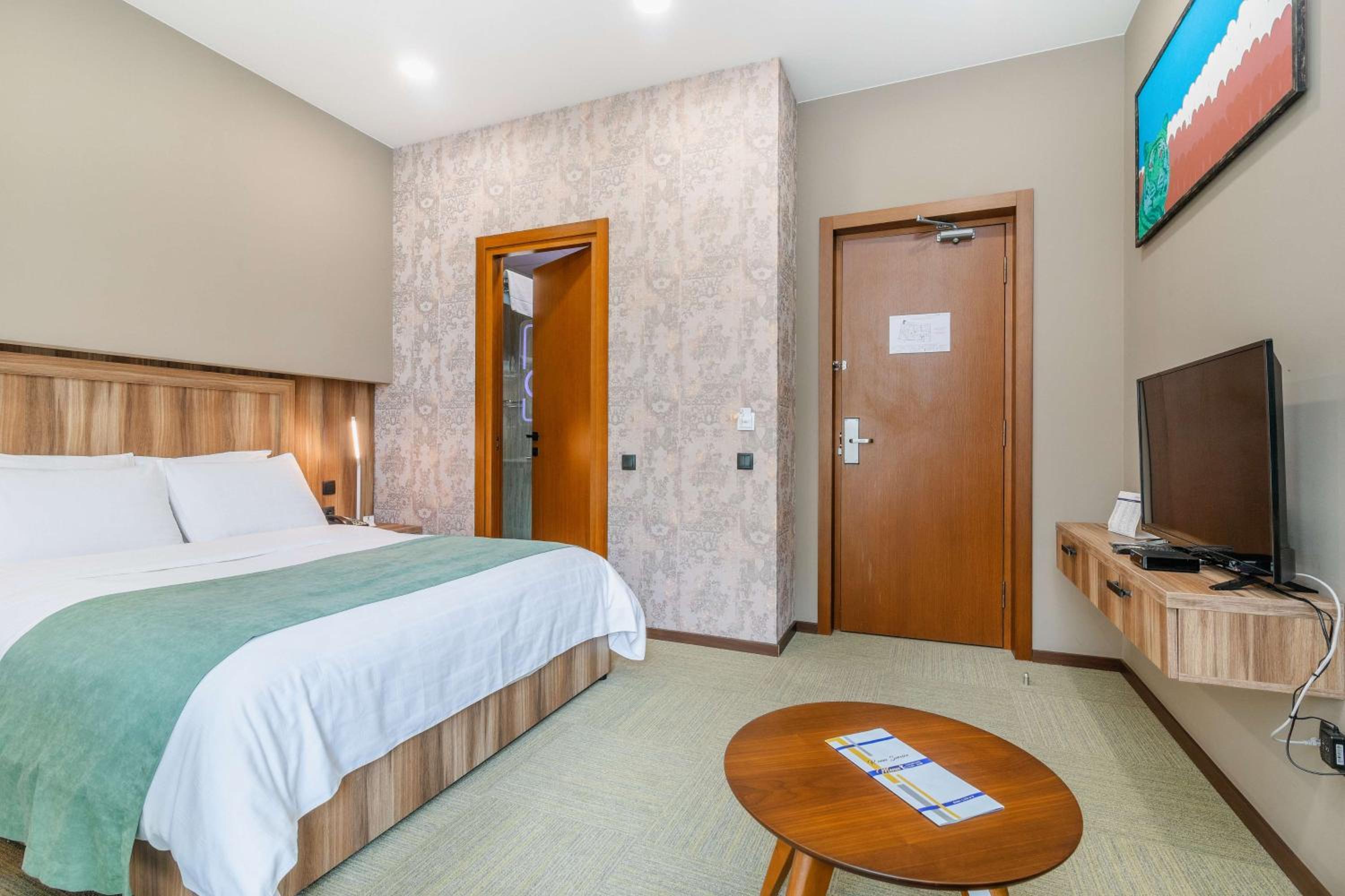 Standard Queen Room with Balcony and Street View - Non-Smoking photo 2