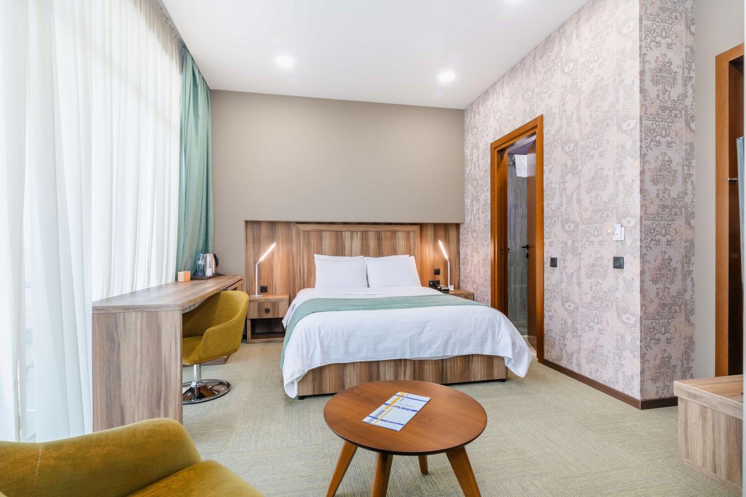 Standard Queen Room with Balcony and Street View - Non-Smoking photo 3