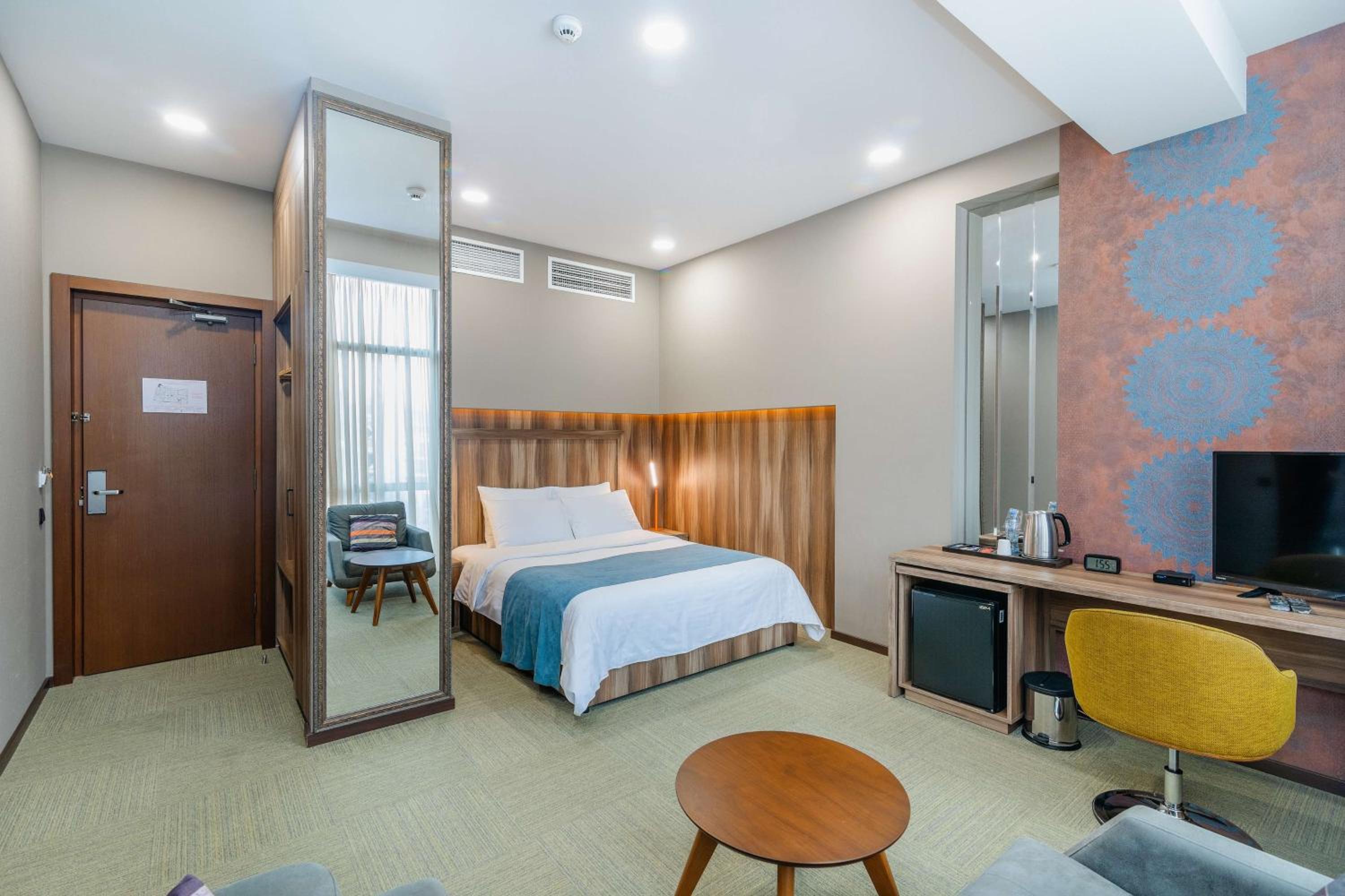 Superior Queen Room with Sofa Bed and Street View - Non-Smoking photo 1