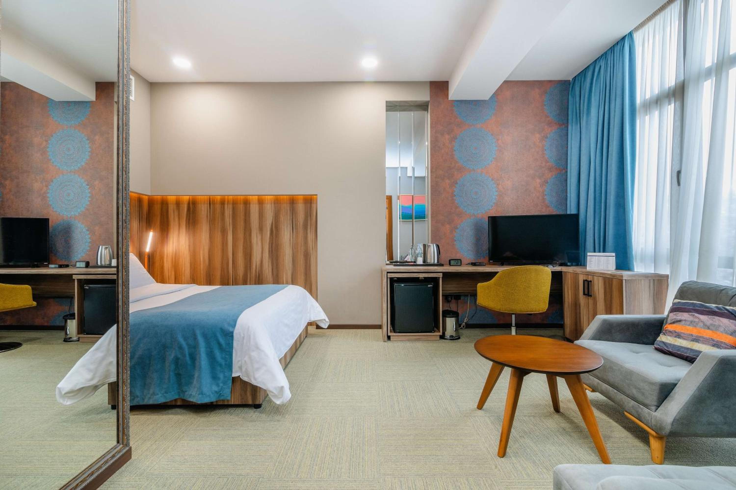 Superior Queen Room with Sofa Bed and Street View - Non-Smoking photo 2